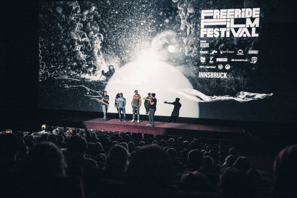 Moderator:innen während des Freeride Filmfestivals