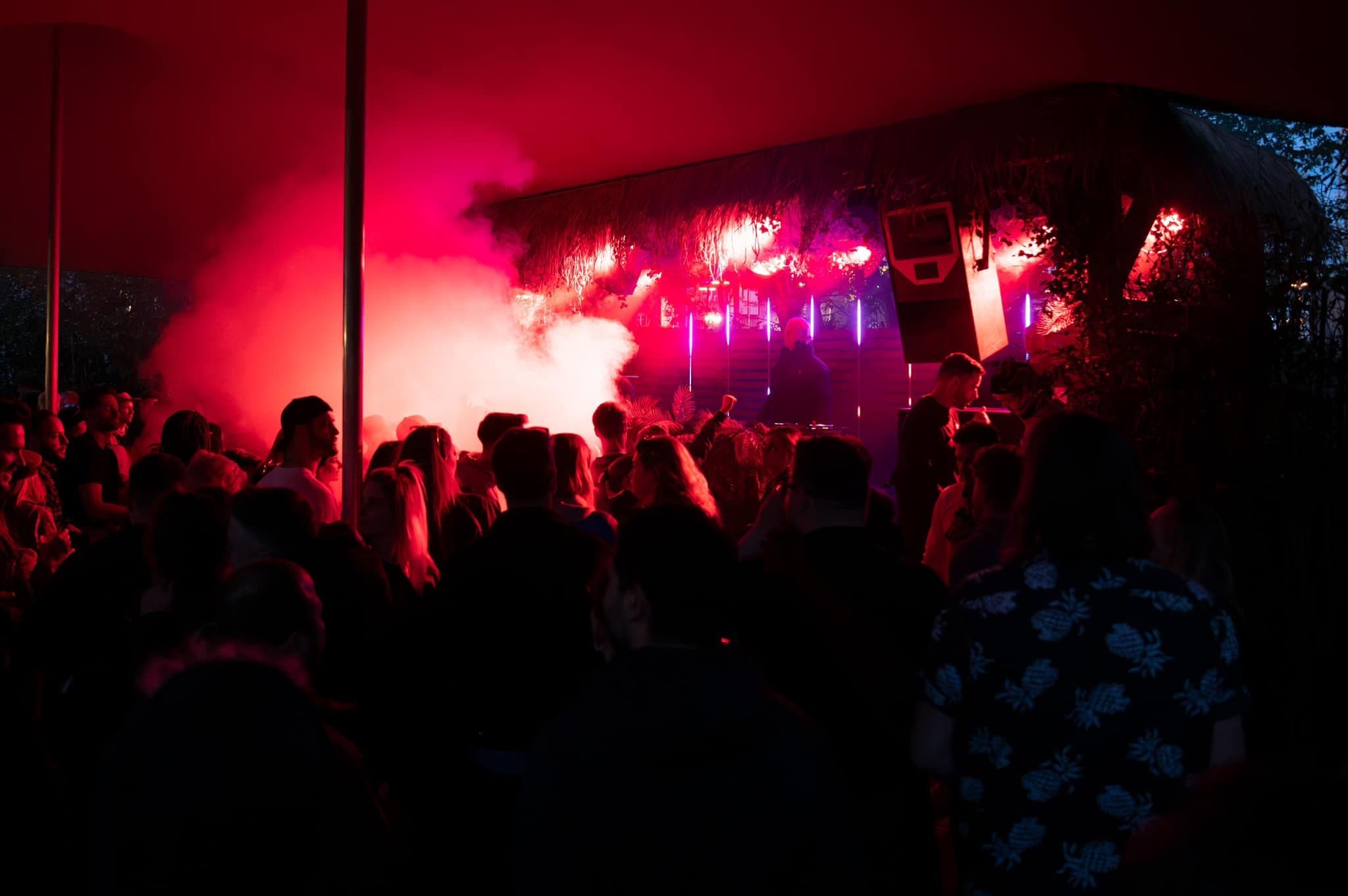 Party, Nebel und rotes Licht