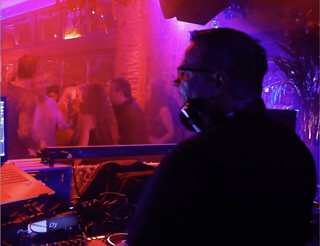 Ein DJ legt auf einer Party auf