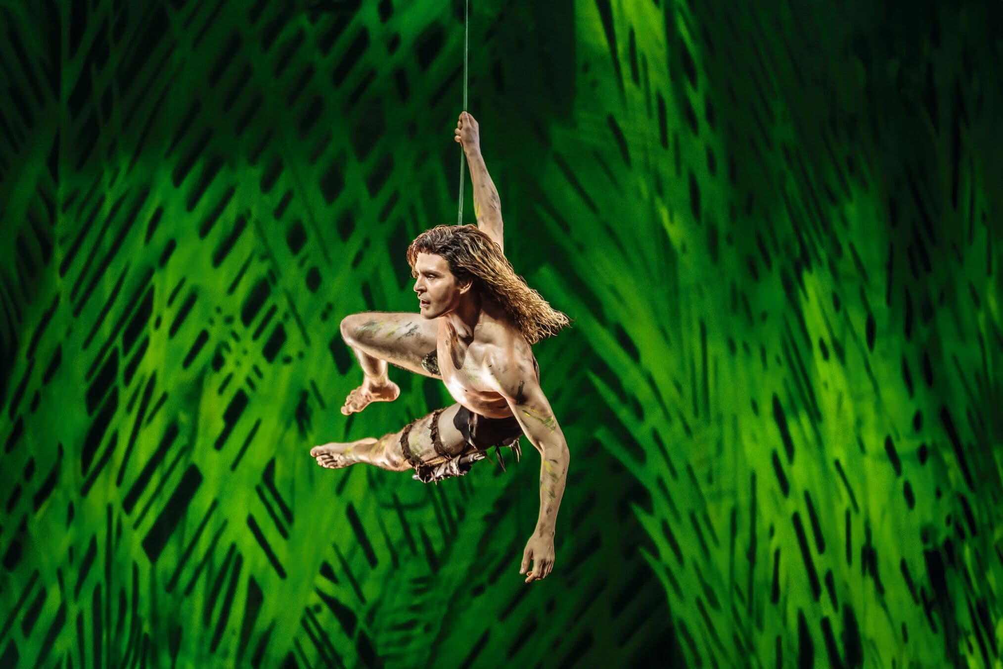 Alexander Klaws schwingt als Tarzan an einer Liane