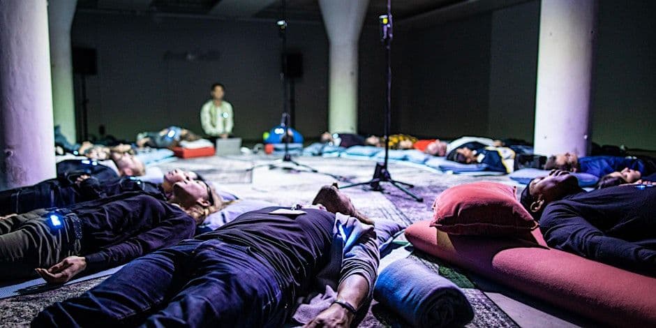 Meditierende Menschen auf dem Boden liegend
