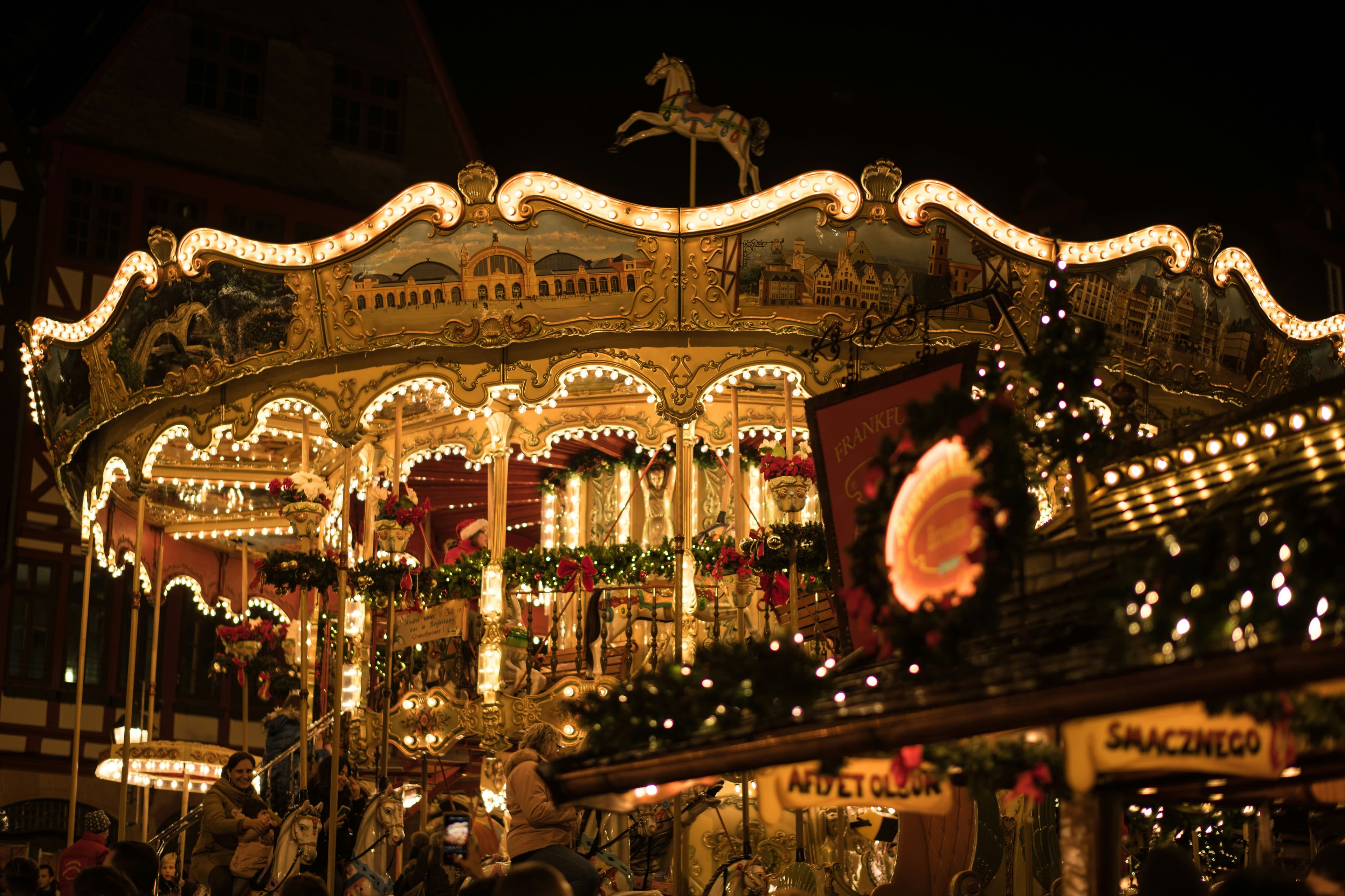 Beleuchtetes Karussell auf einen Weihnachstmarkt