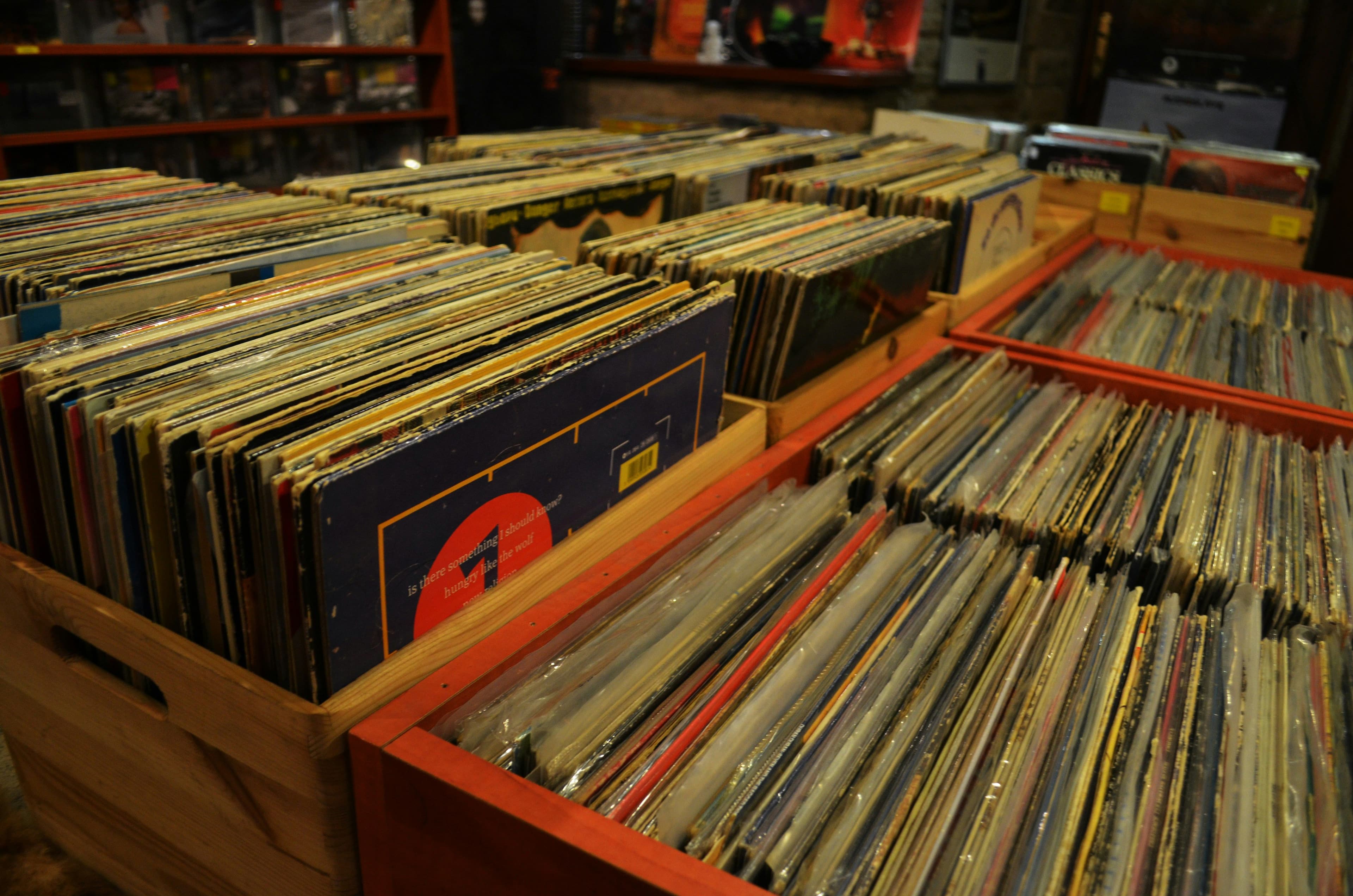 Mehrere Kisten voller Schallplatten