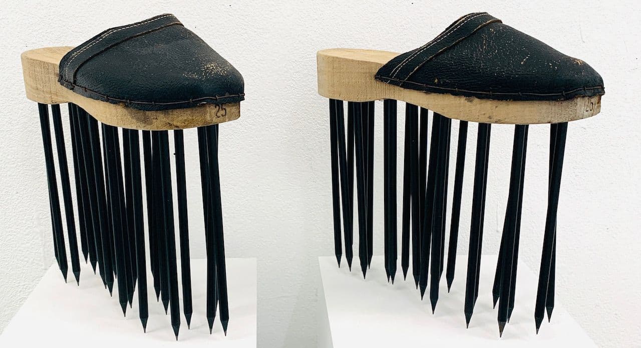 Skulptur, die Teil der Gruppenausstellung beSCHREIBEN ist