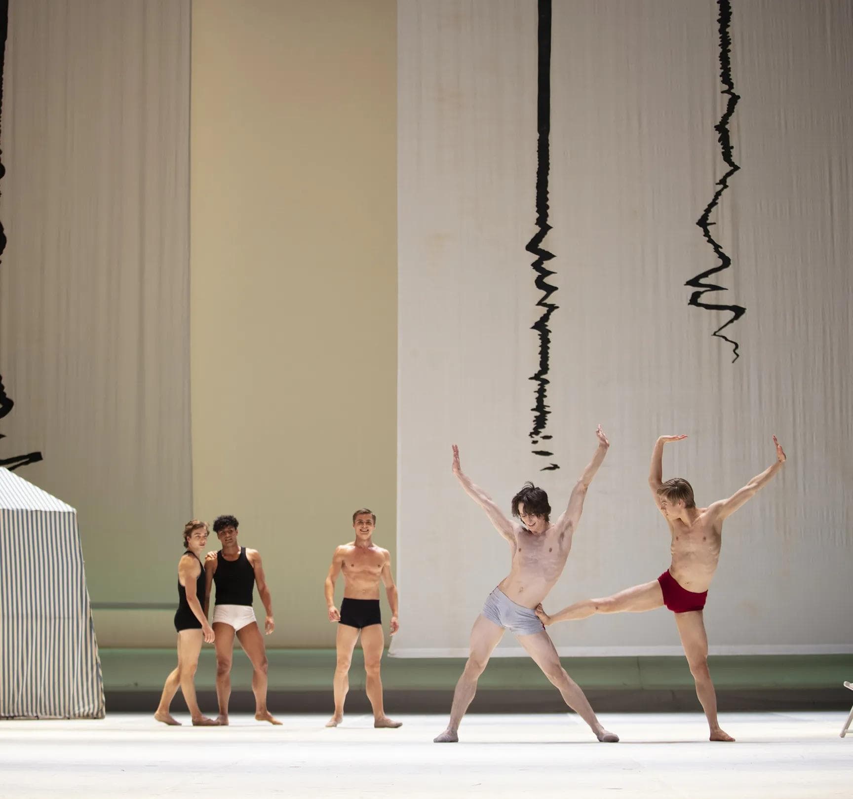Balletttänzer mit schlichtem Bühnenbild in der Staatsoper