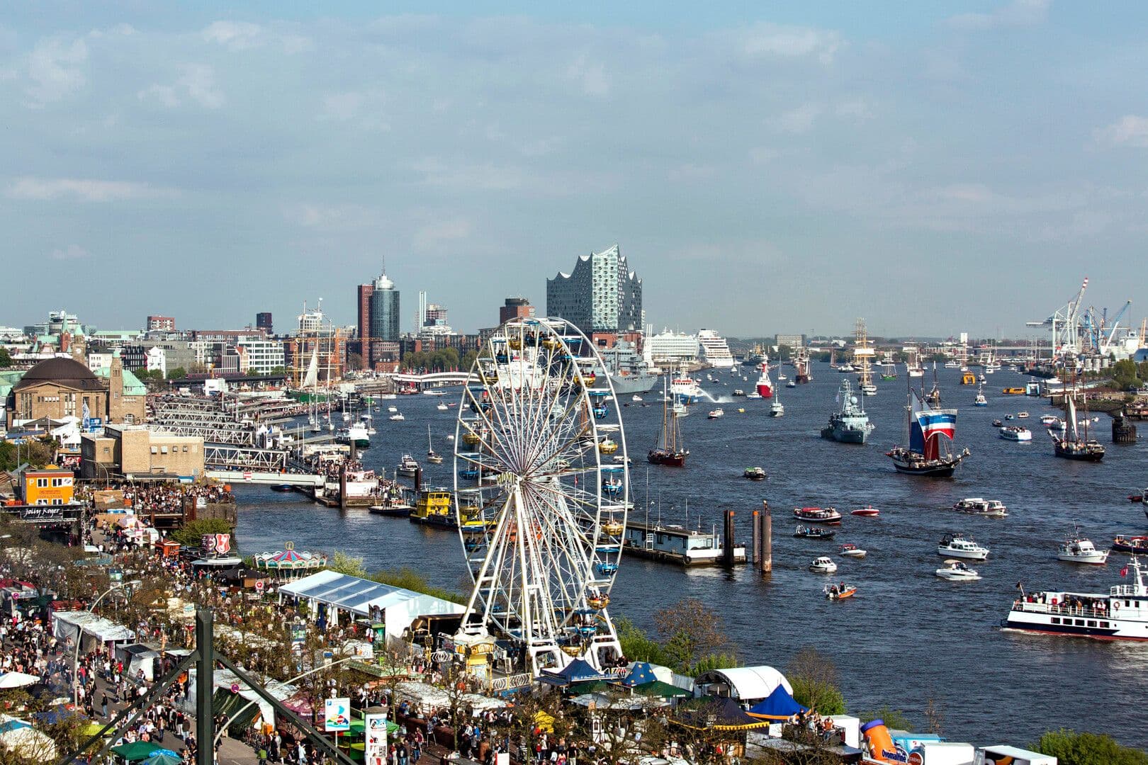 Blick auf den Hamburger Hafen mit Riesenrad