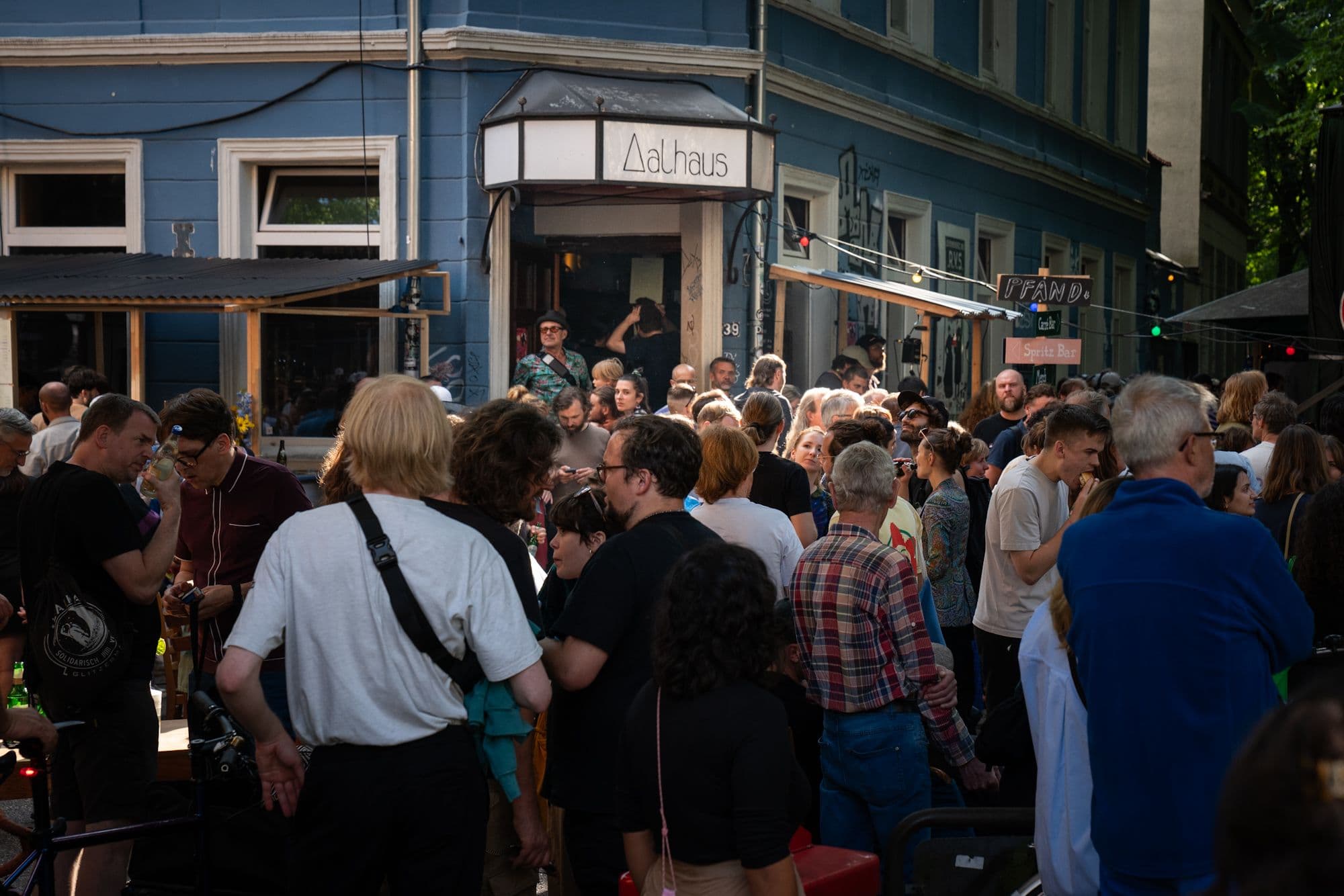 Viele Personen stehen vor dem Aalhaus