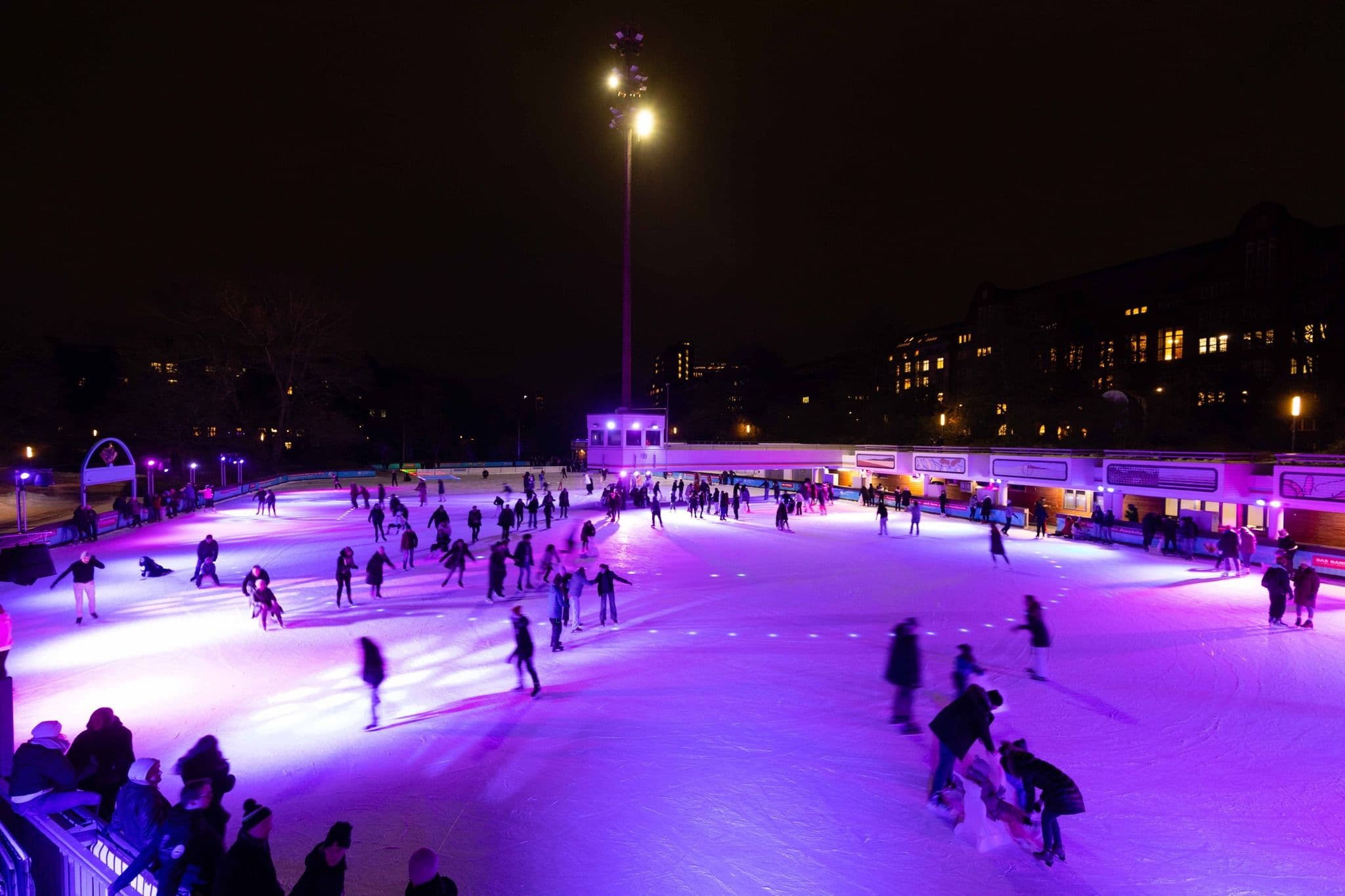 Die EisArena in Hamburg bei Nacht