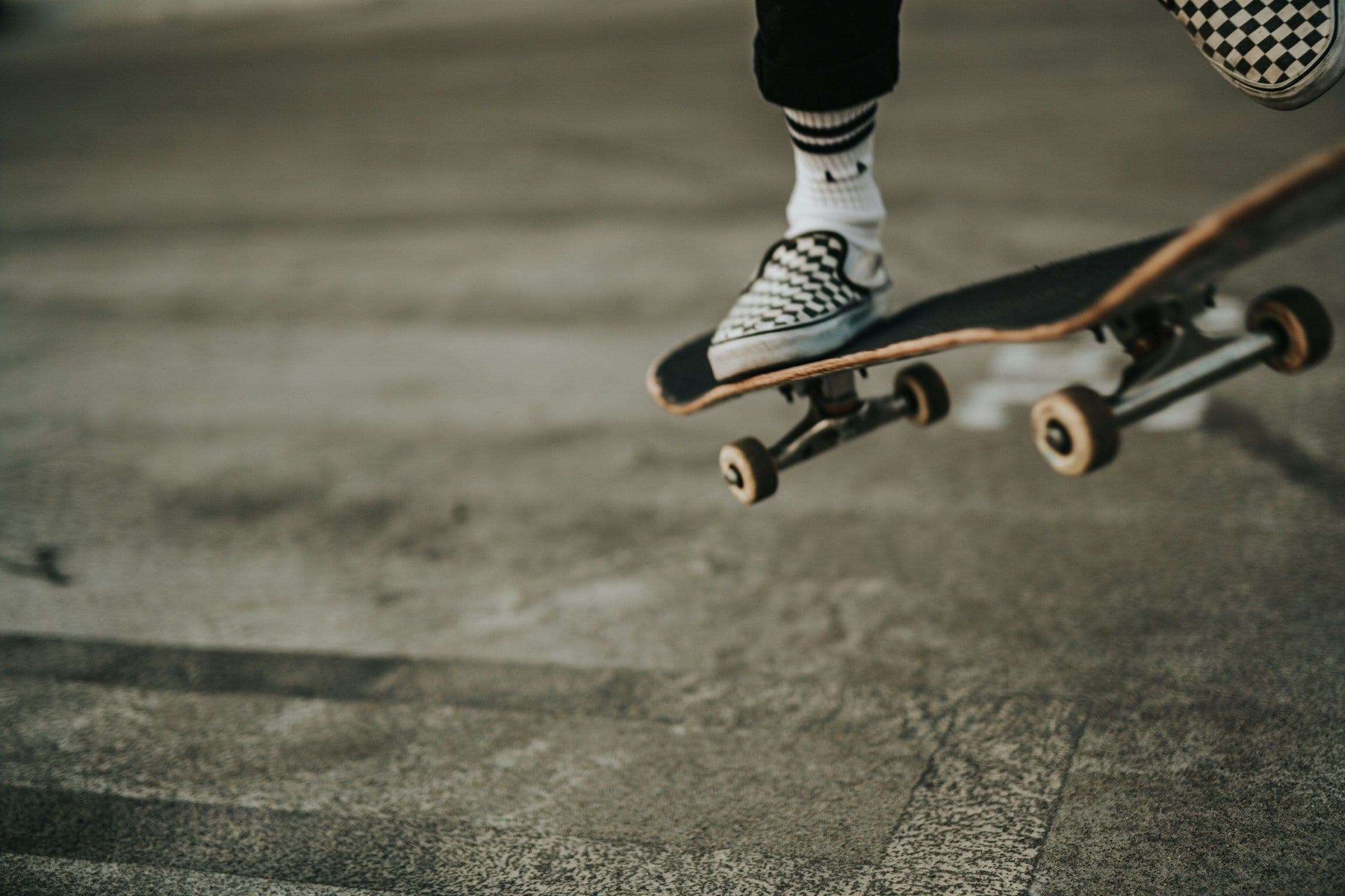 Person, die mit einem Skateboard springt