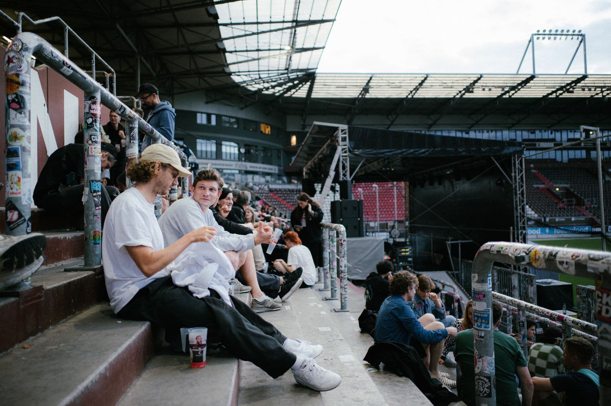 Personen sitzen im Stadion
