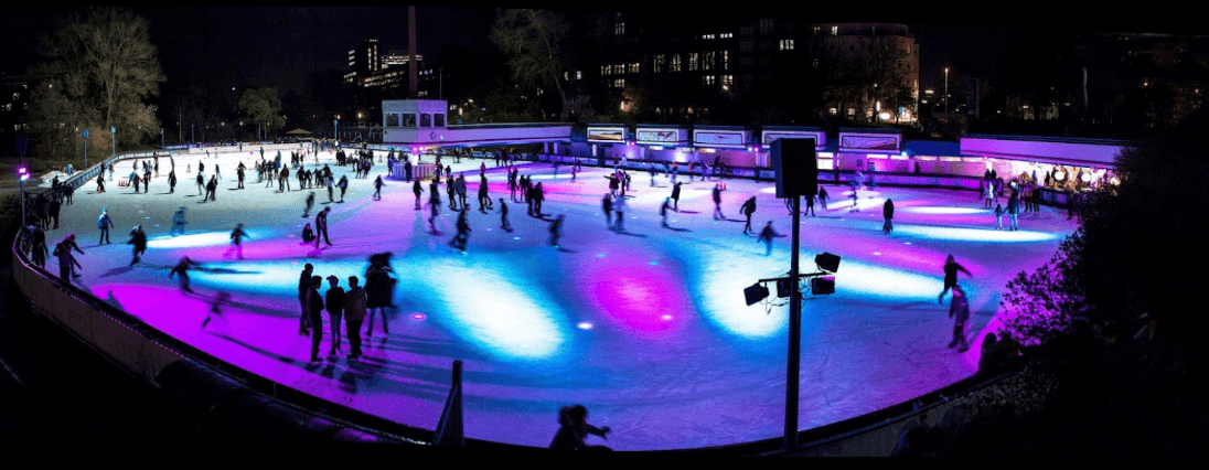 Die EisArena in Neonlicht getaucht