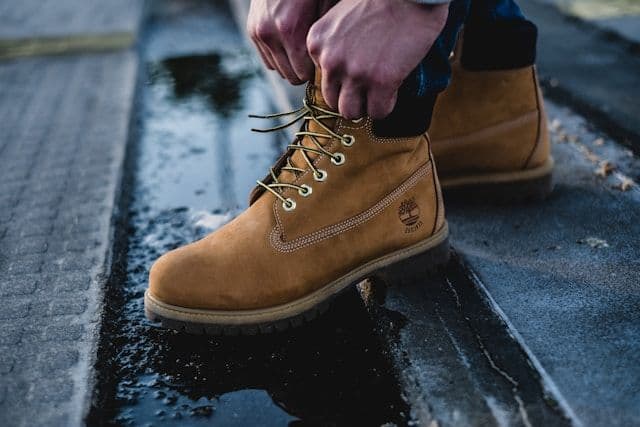 Jemand bindet sich die Wanderstiefel zu