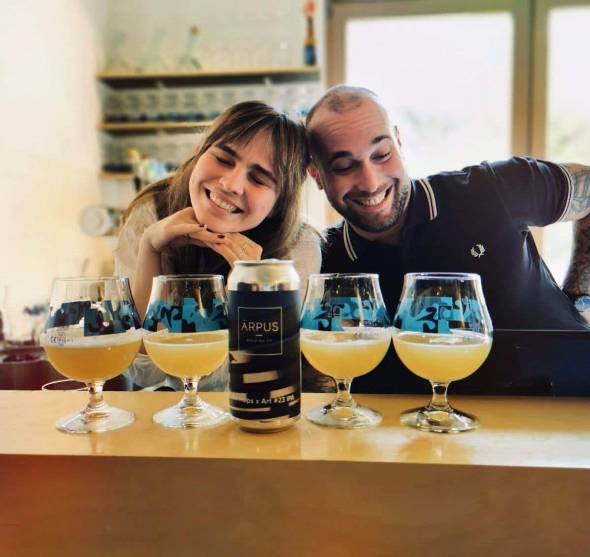 Zwei Personen hinter der Bar mit Biergläsern
