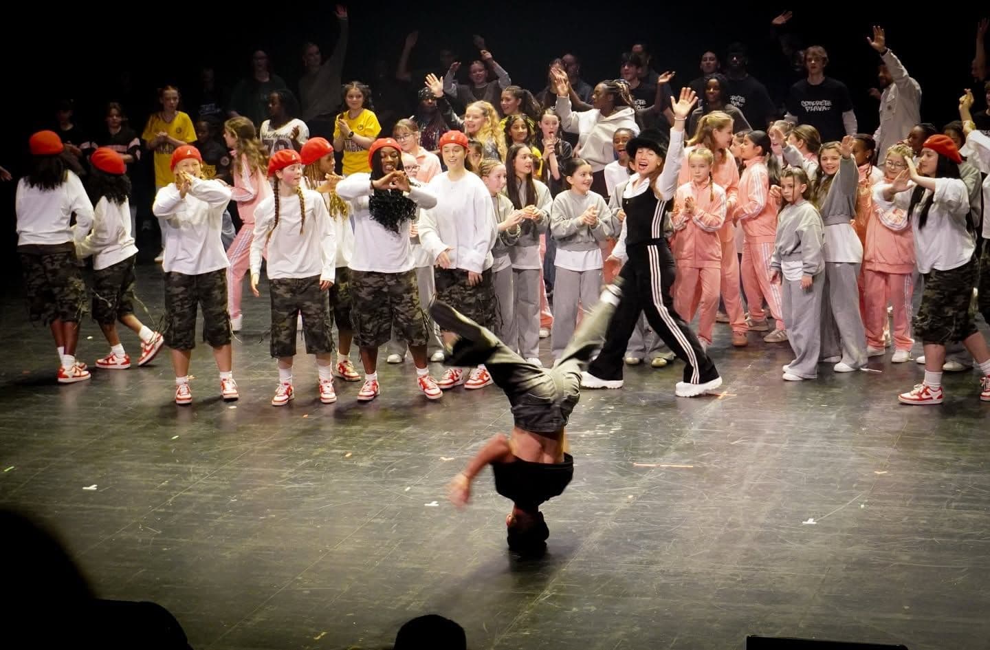 HipHop Academy während eines Auftritts