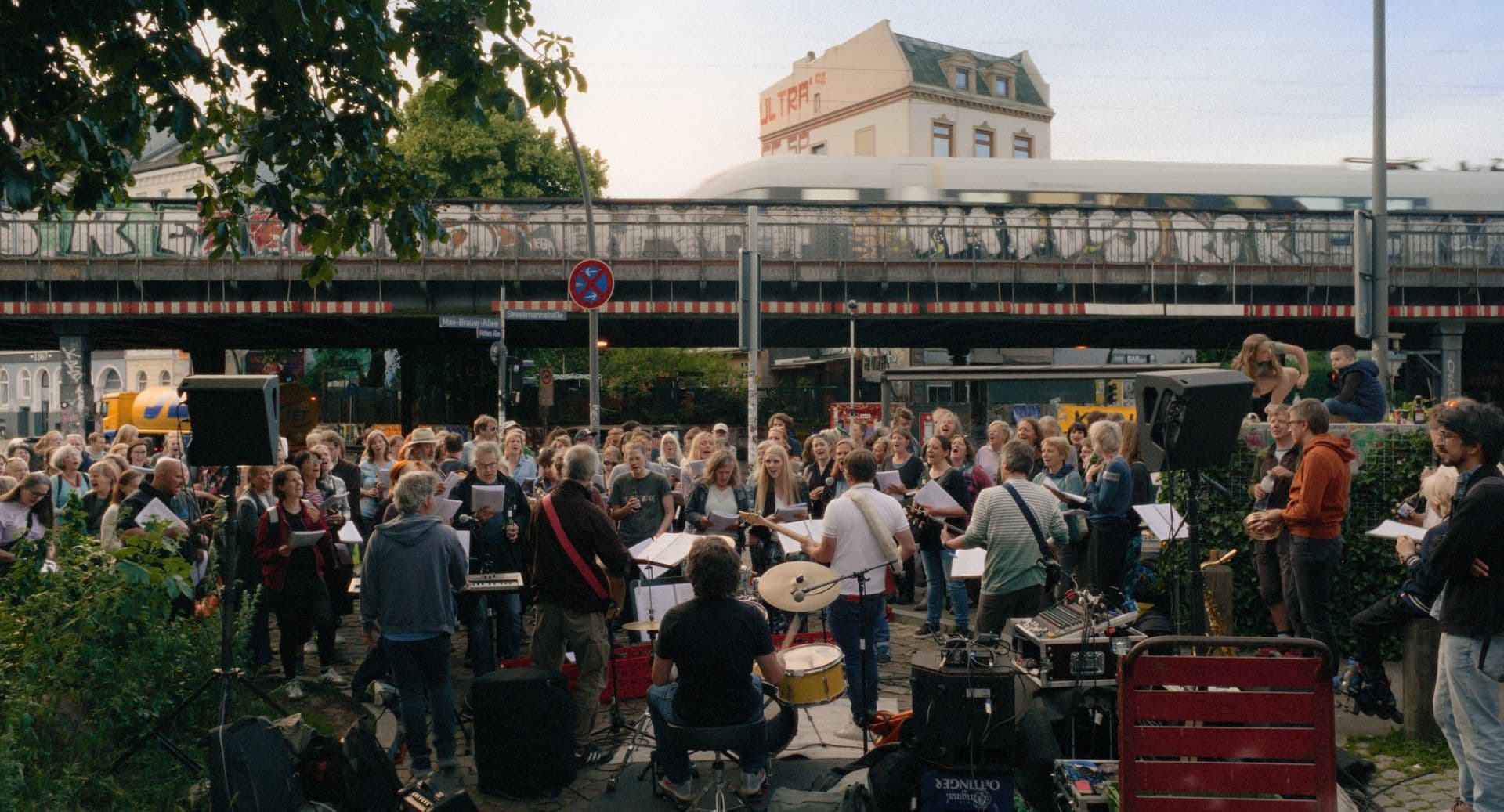 Viele Menschen vor der Hamurger Sternbrücke
