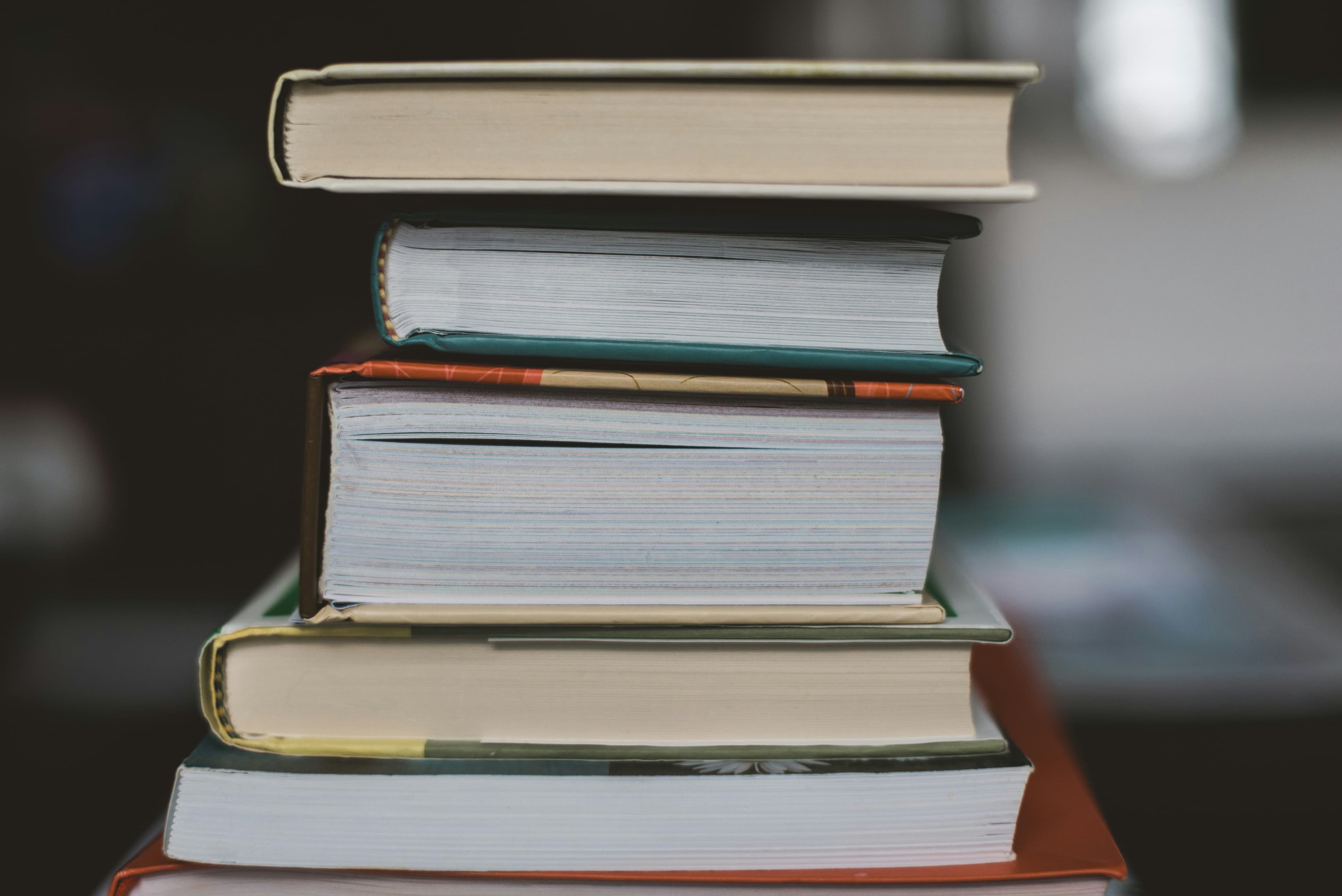 Ein Stapel mit 6 Büchern unterschiedlicher Größe und Dicke