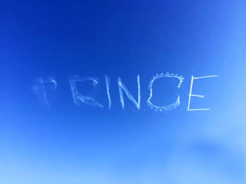 Schriftzug "Prince" am Himmel