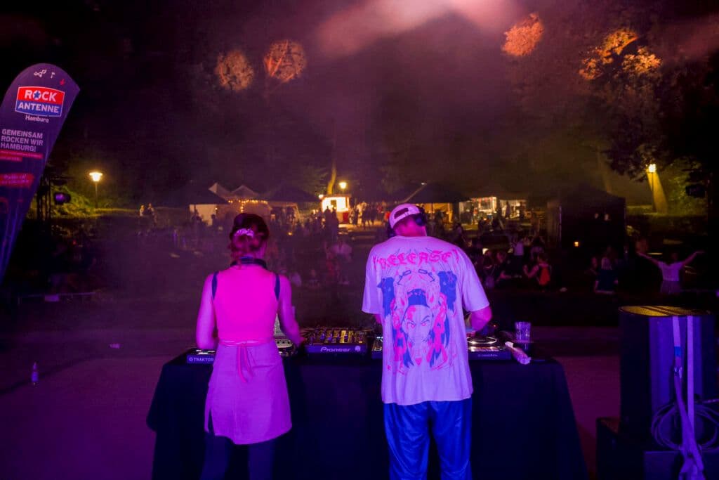 Zwei DJs auf der Bühne des Harburger Stadtparks
