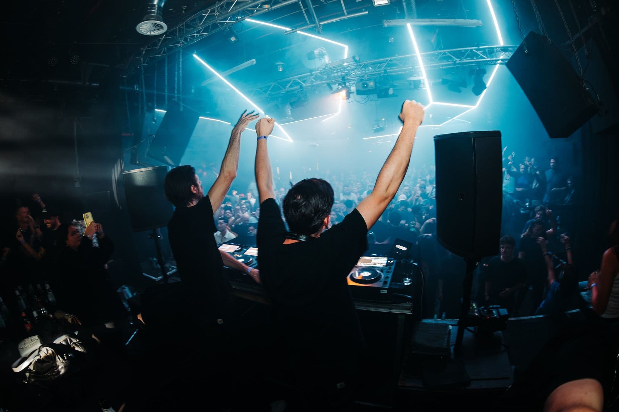 Zwei DJs legen in einem Club auf einer Party auf