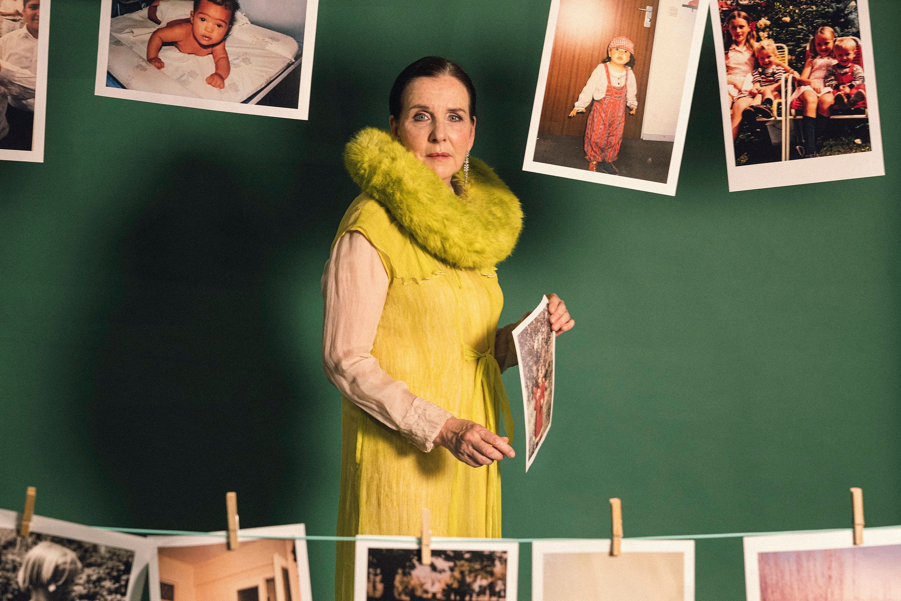 Eine Frau mit Fotos