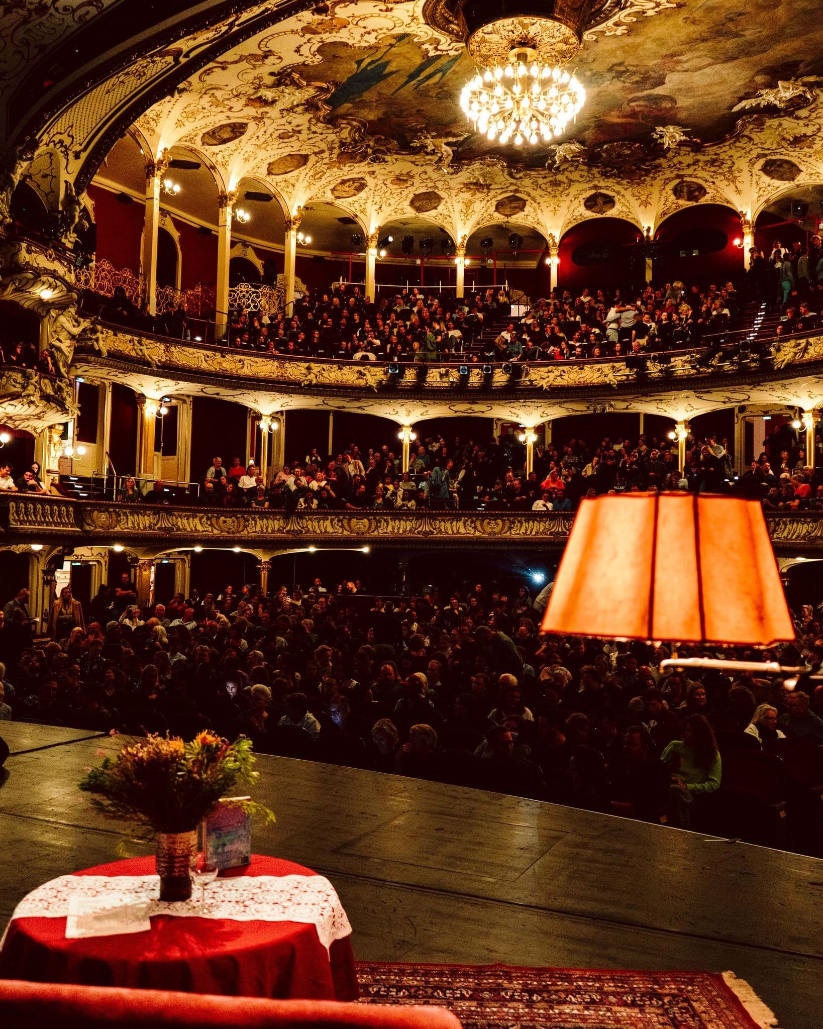 Schauspielhaus von der Bühne fotografiert mit Publikum