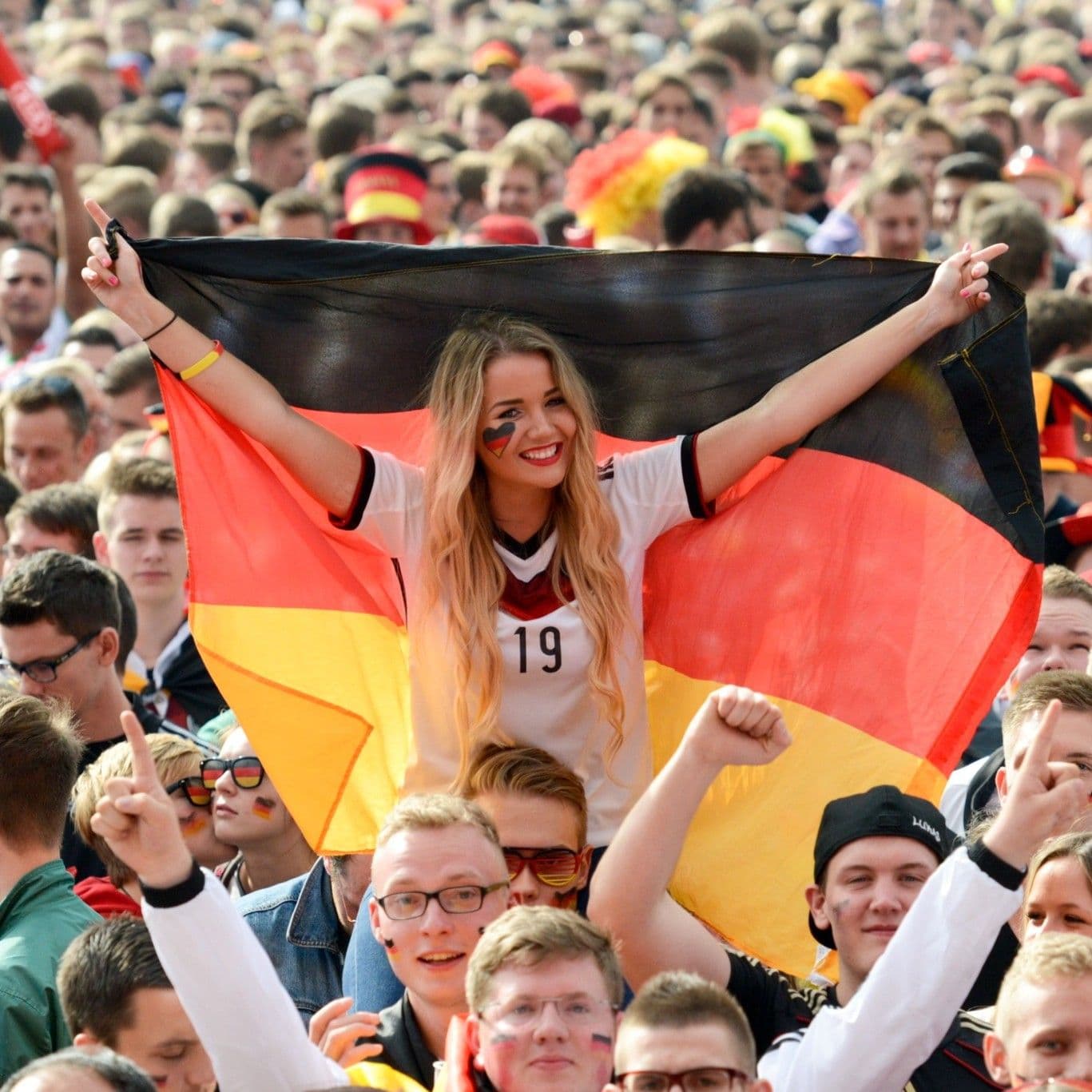 Feiernde Menschen in Fußballtrikots