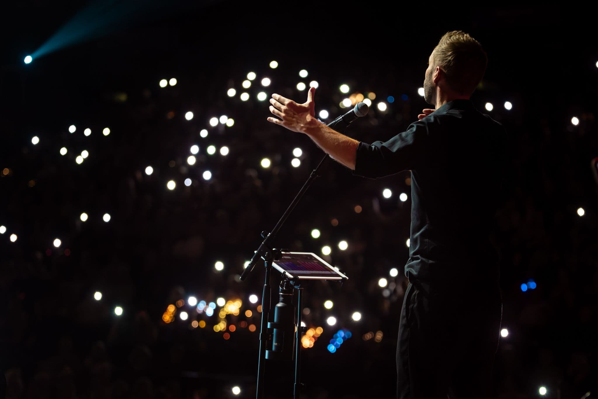 Ein Mann singt in ein Mikrofon