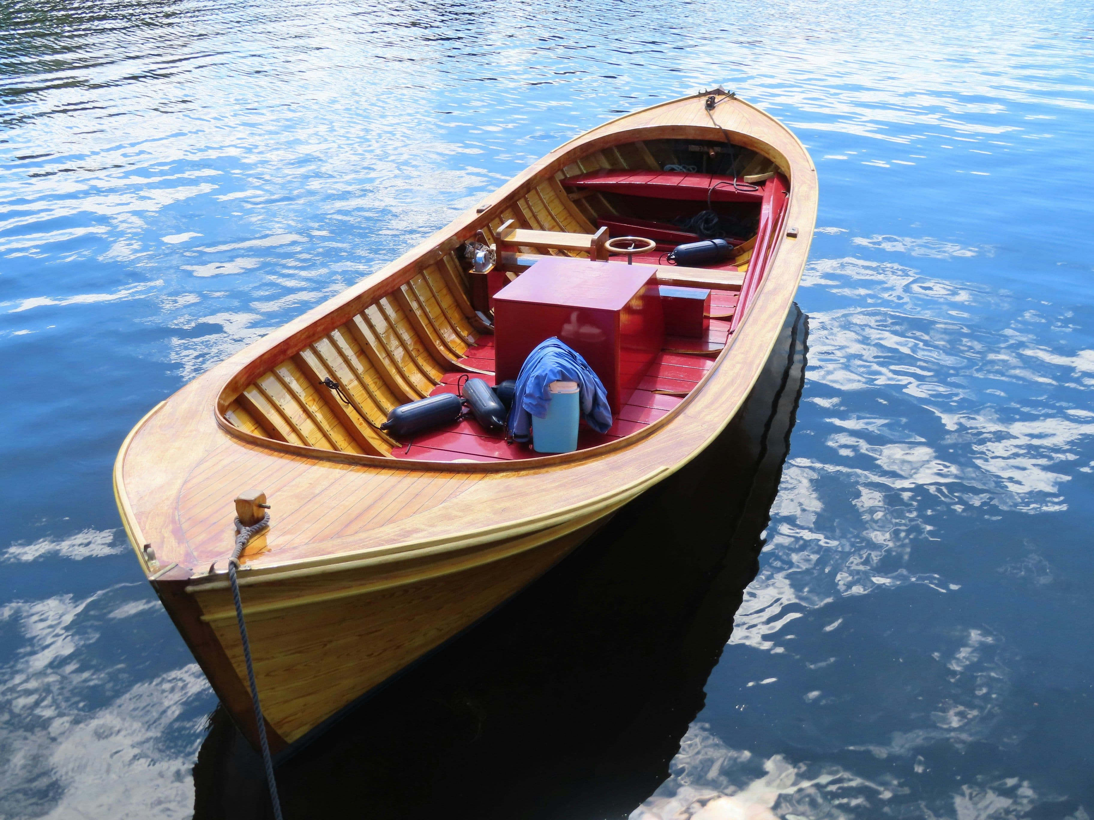 Ruderboot aus Holz schwimmt auf dem Wasser