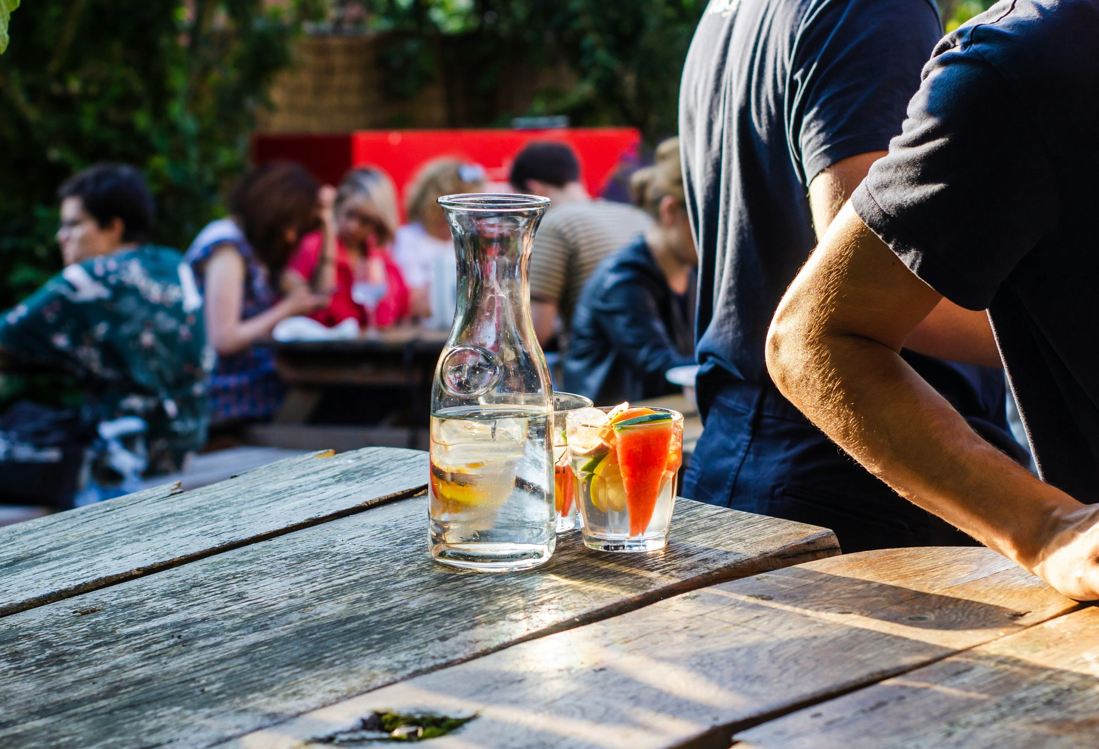 Drinks im sommerlichen Outdoor-Setting