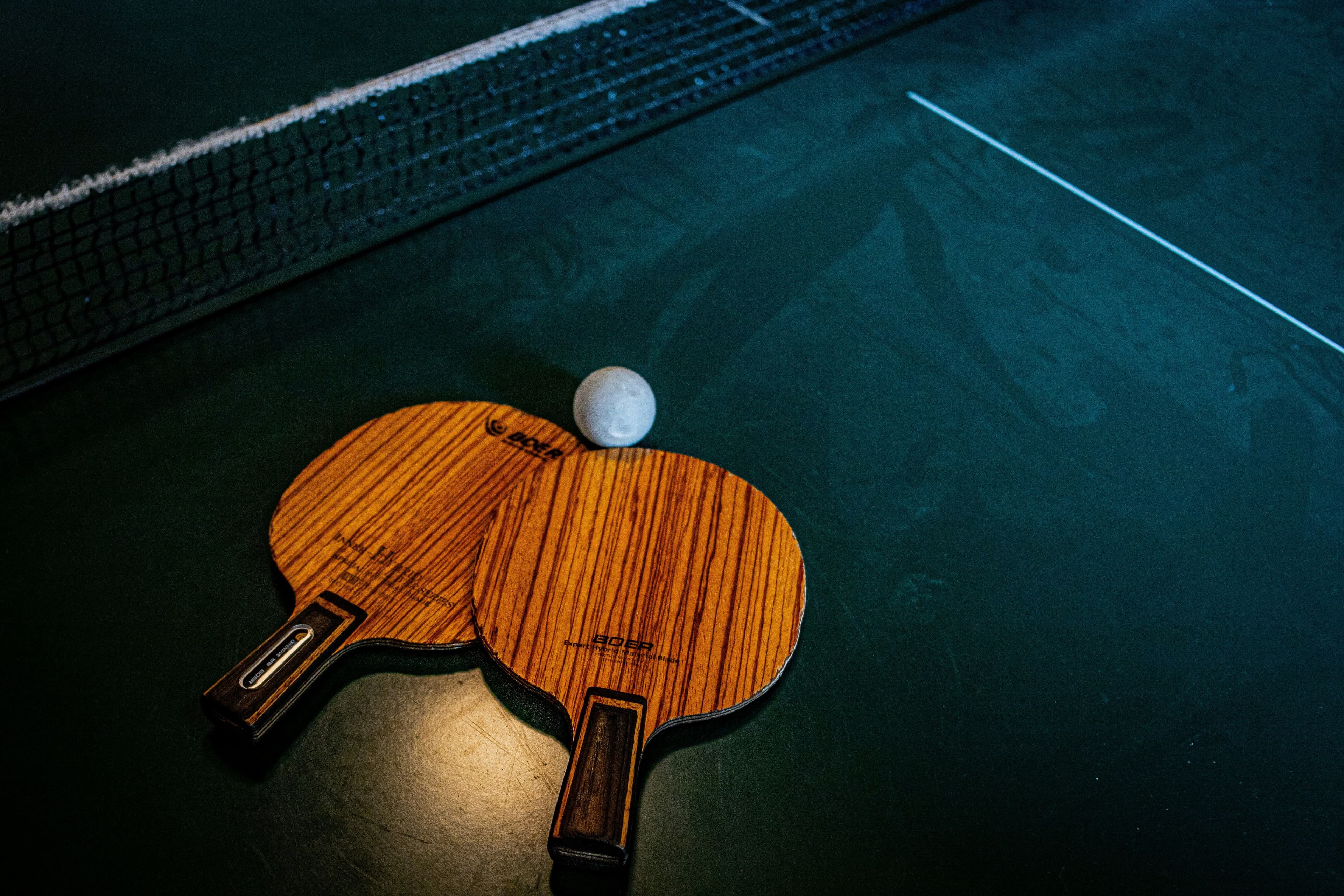 Brauner Tischtennisschläger auf einer Platte