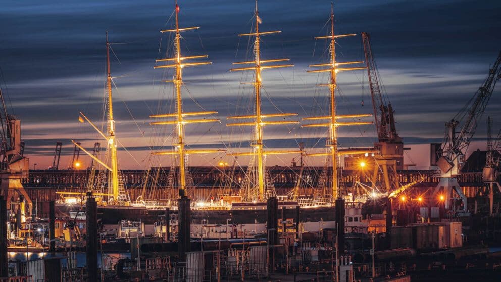 Ein altes Schiff am Hamburger Hafen bei Dunkelheit