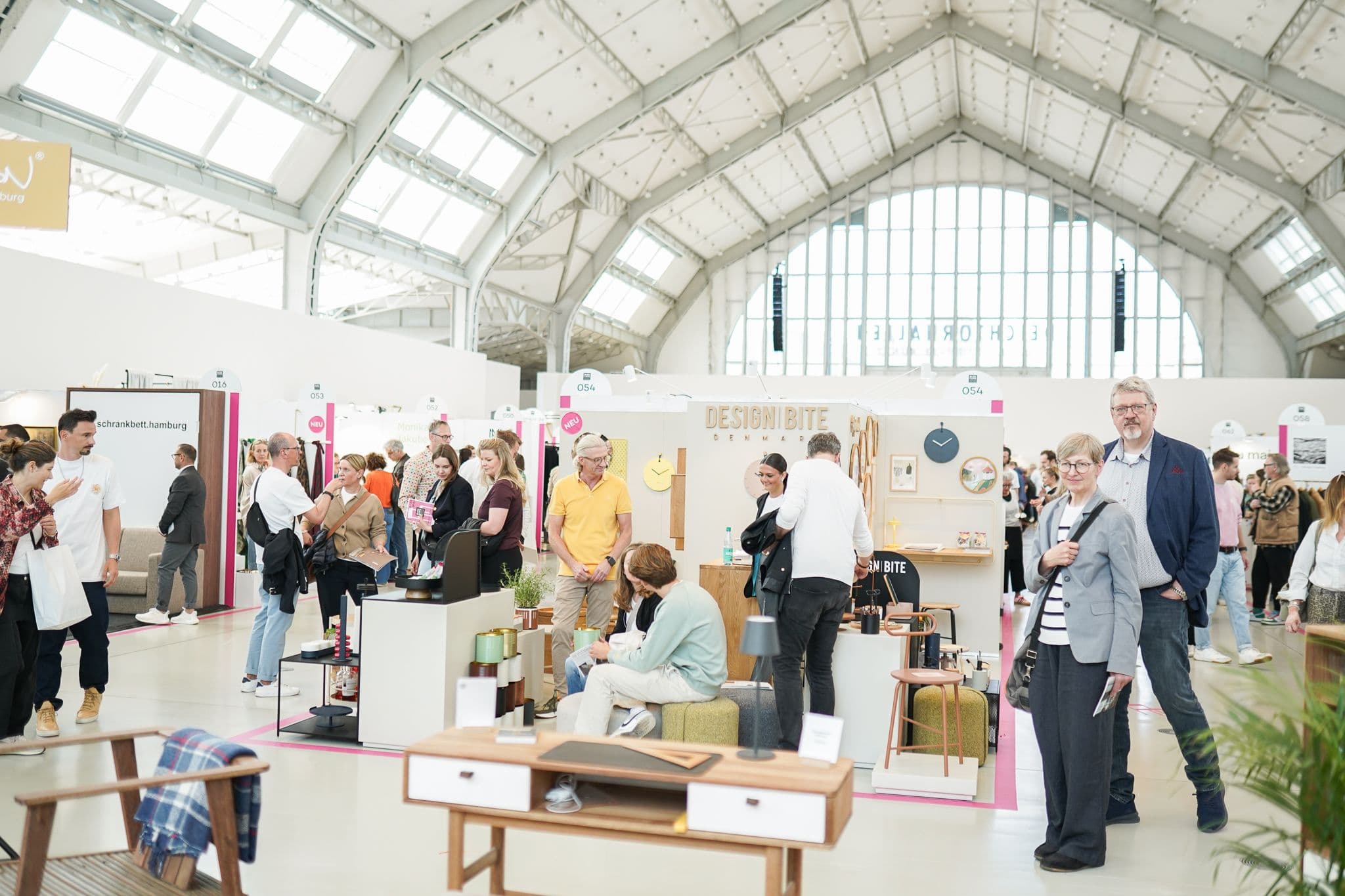 Foto von der Messe mit verschiedenen Ausstellungsständen und Menschen
