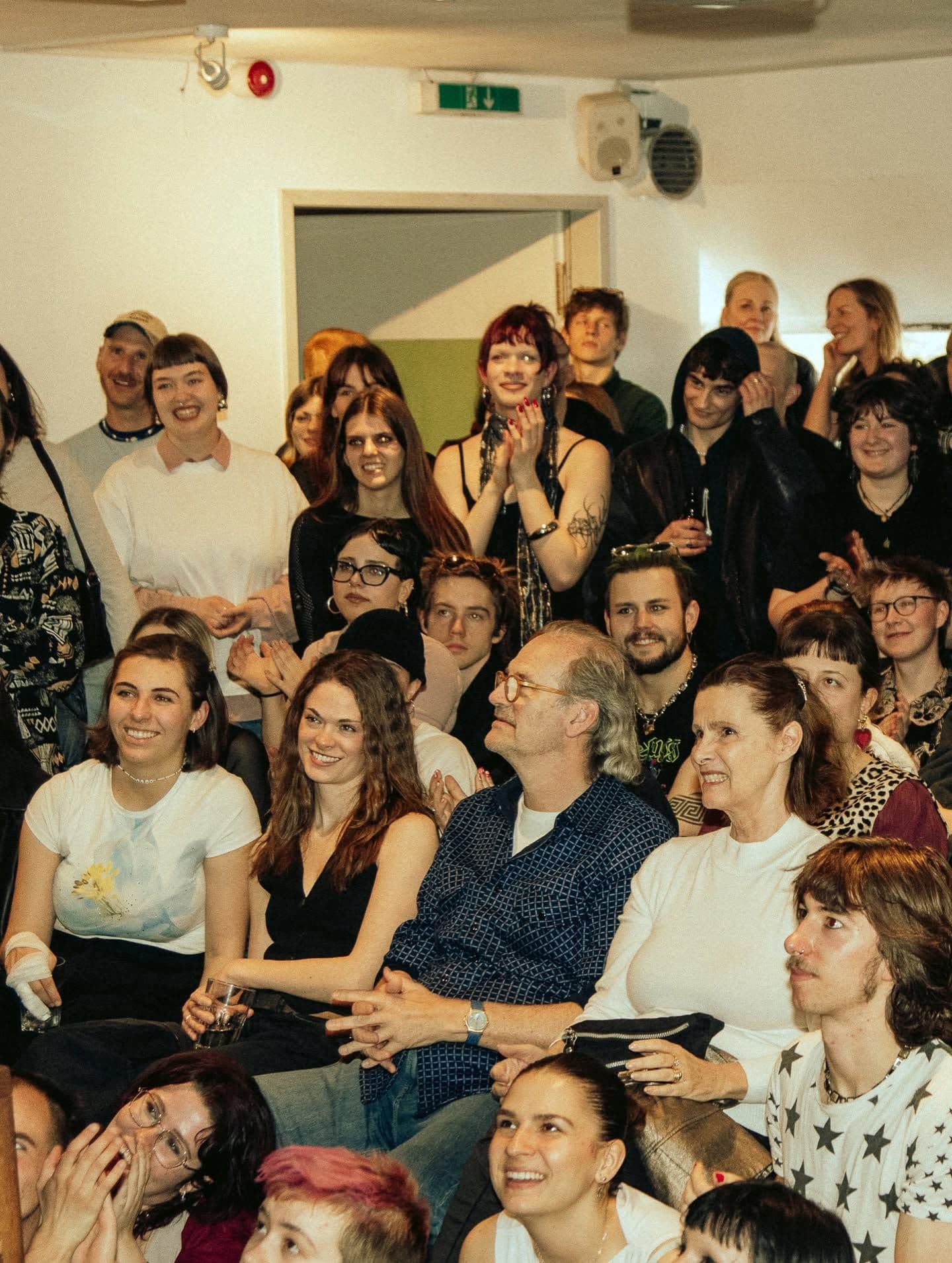 Besucher:innen im Haus 73