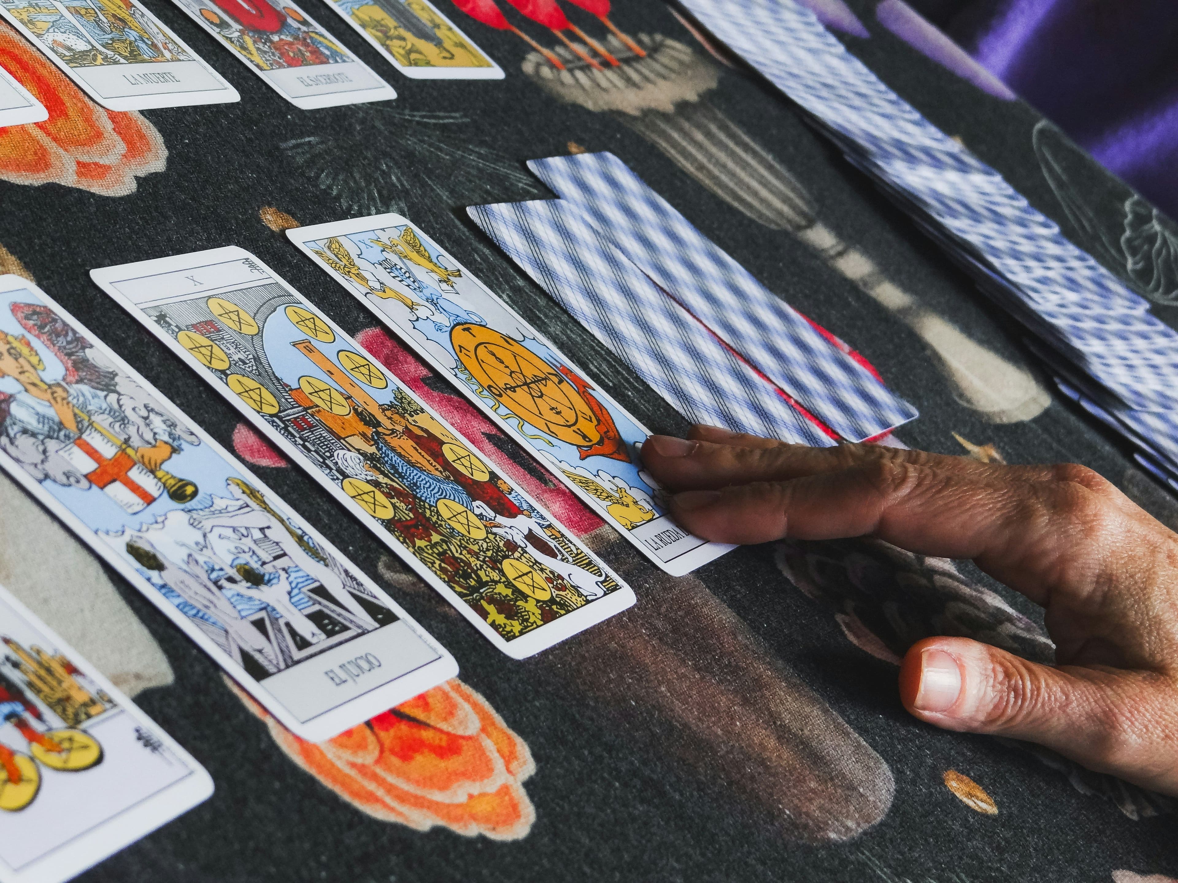 Tarotkarten werden gelegt