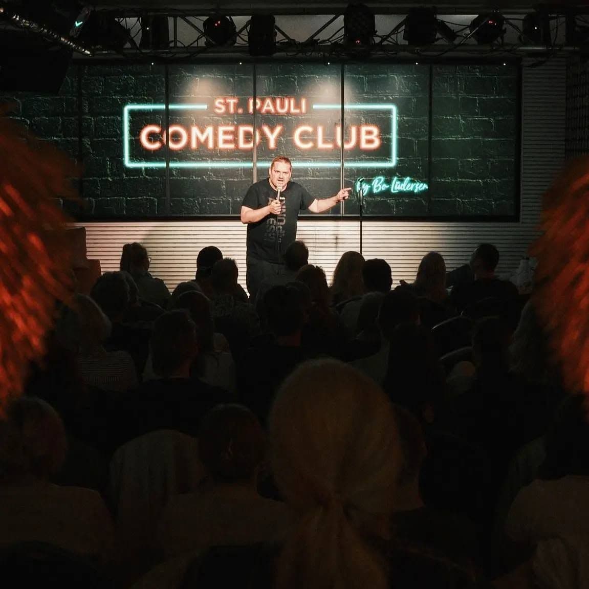 Comedian auf der Bühne