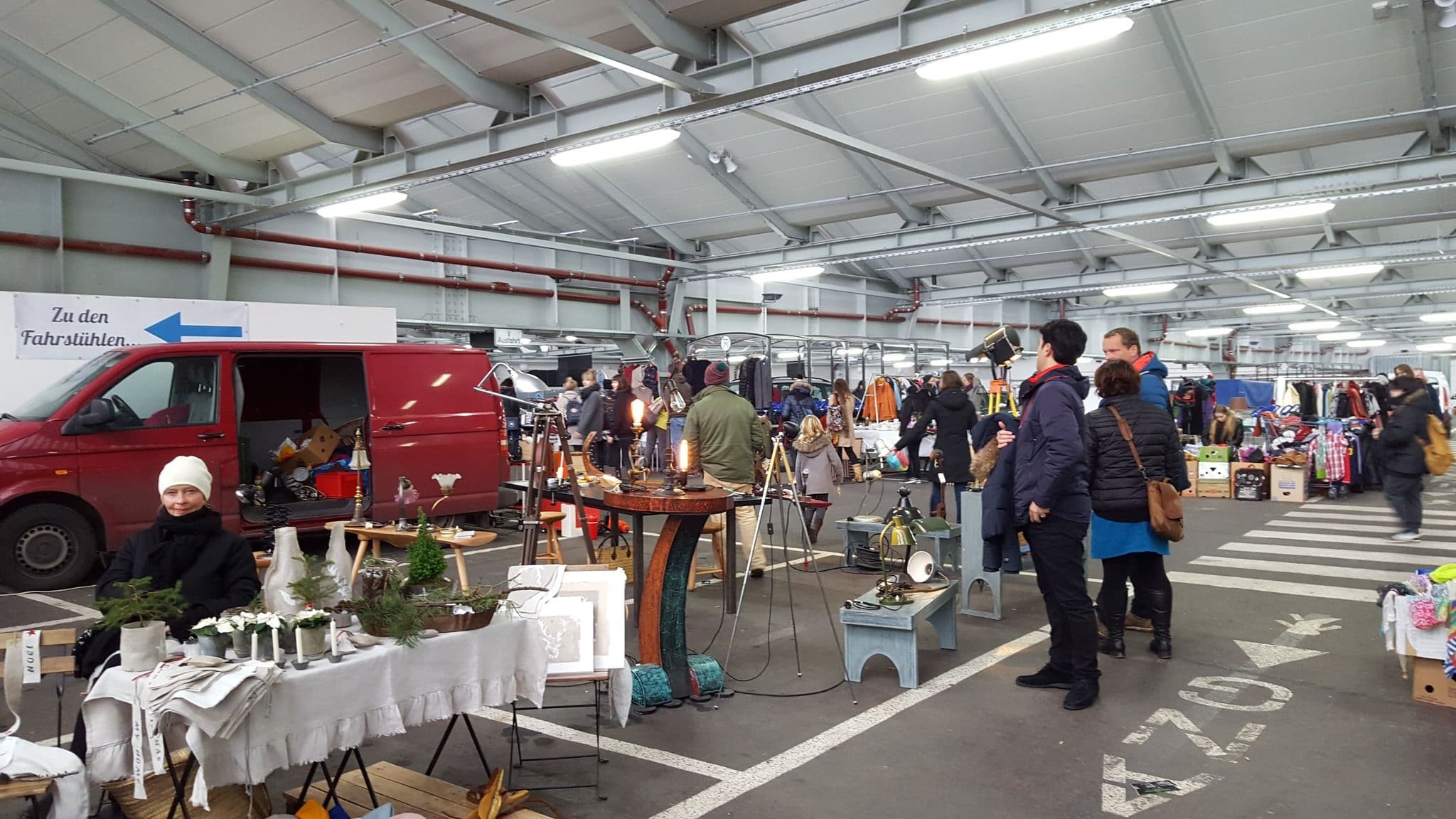 Flohmarktstände auf dem Parkdeck der Rindermarkthalle