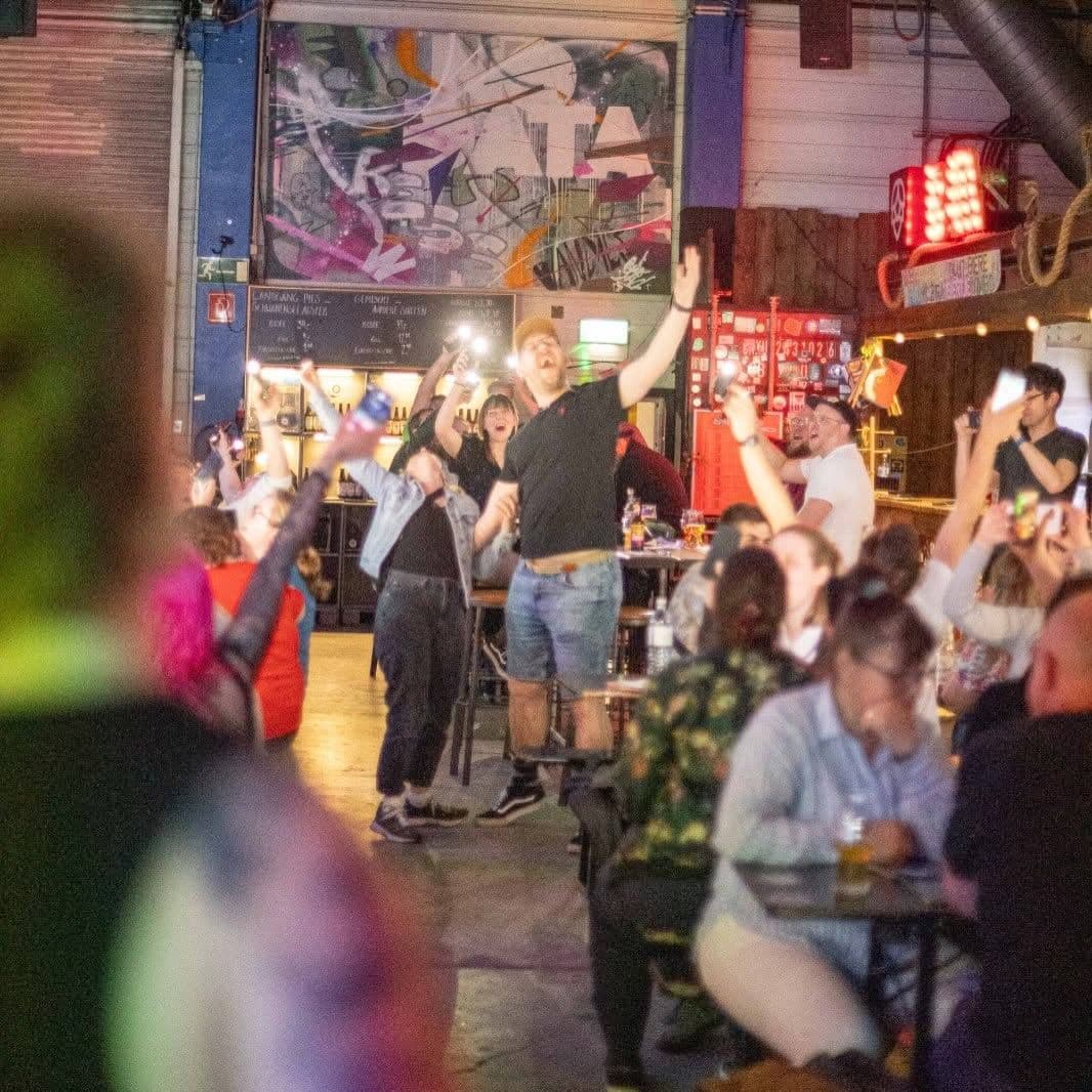 Besucher:innen in der Landgang Brauerei