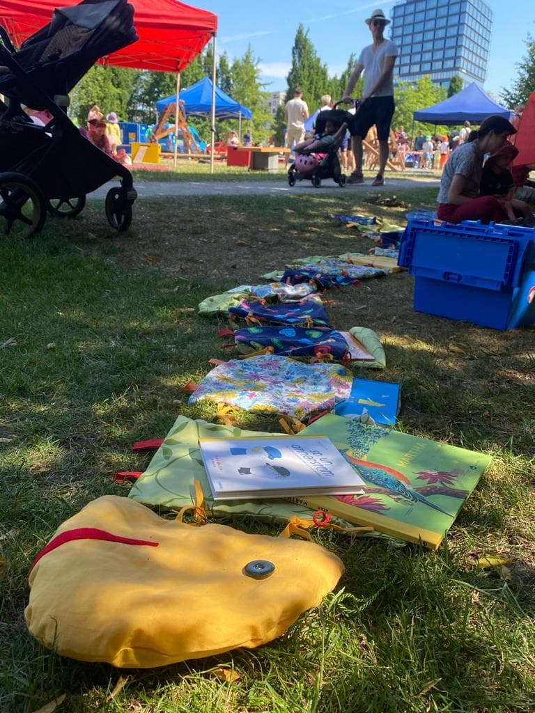 Bücher liegen auf einer Wiese