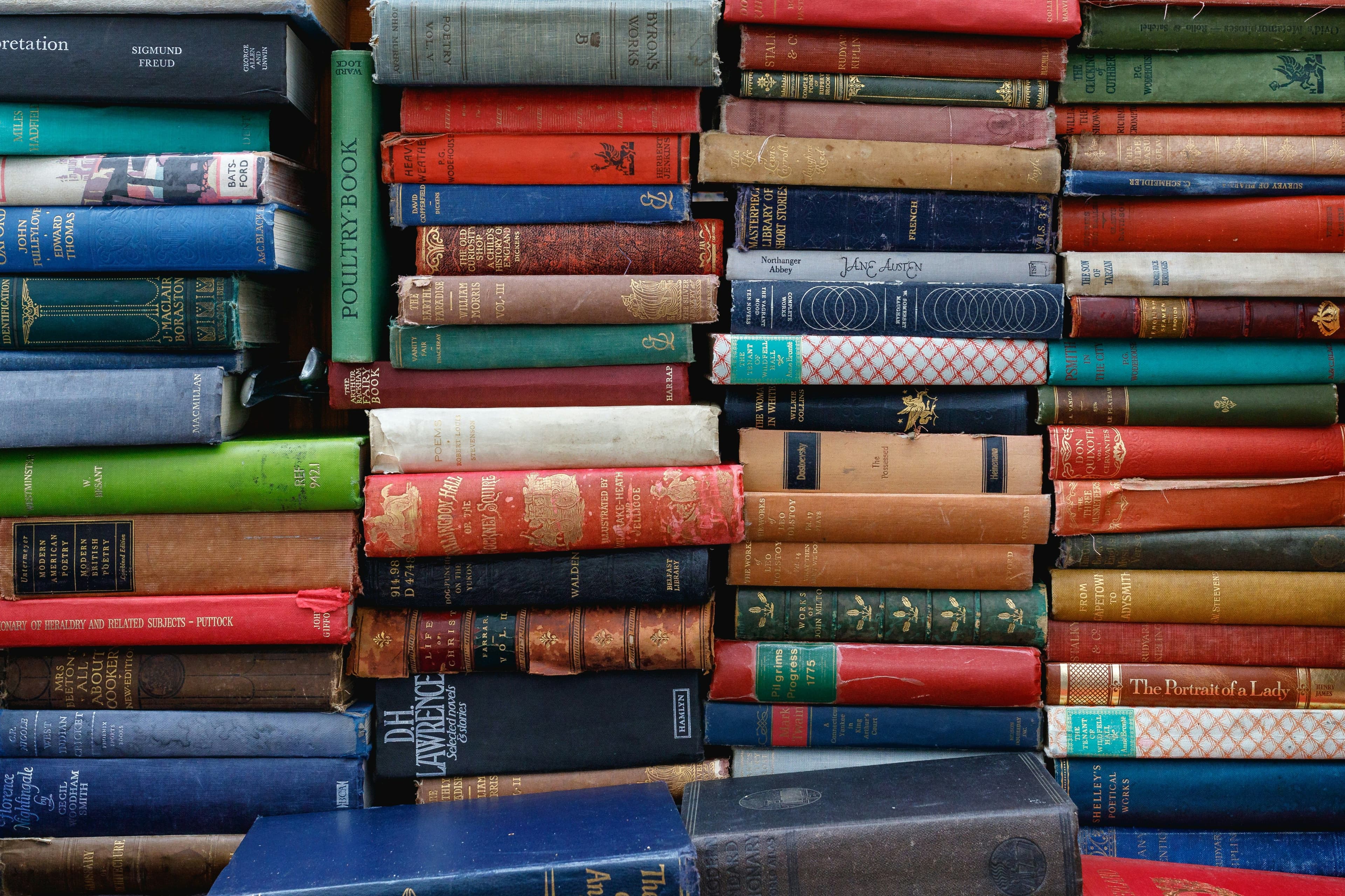 Viele Bücher aufeinander gestapelt