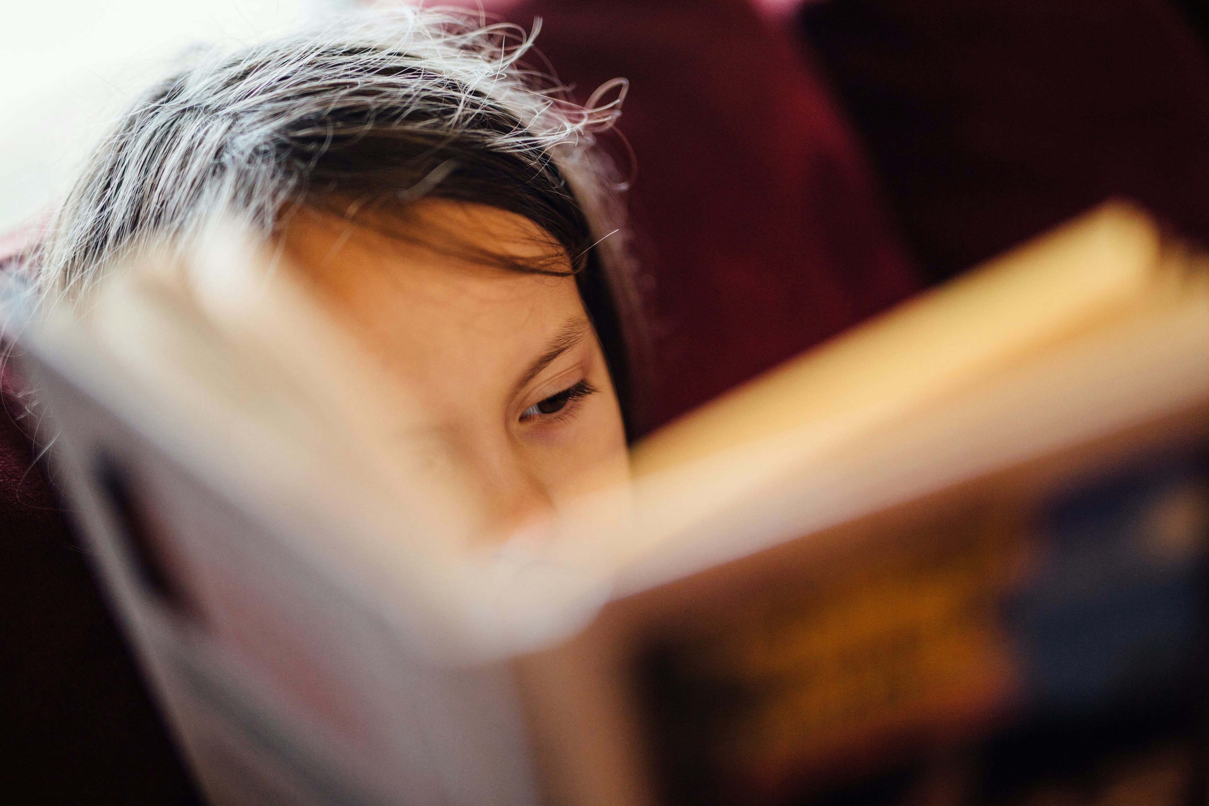Einem Kind wird ein Buch vorgelesen