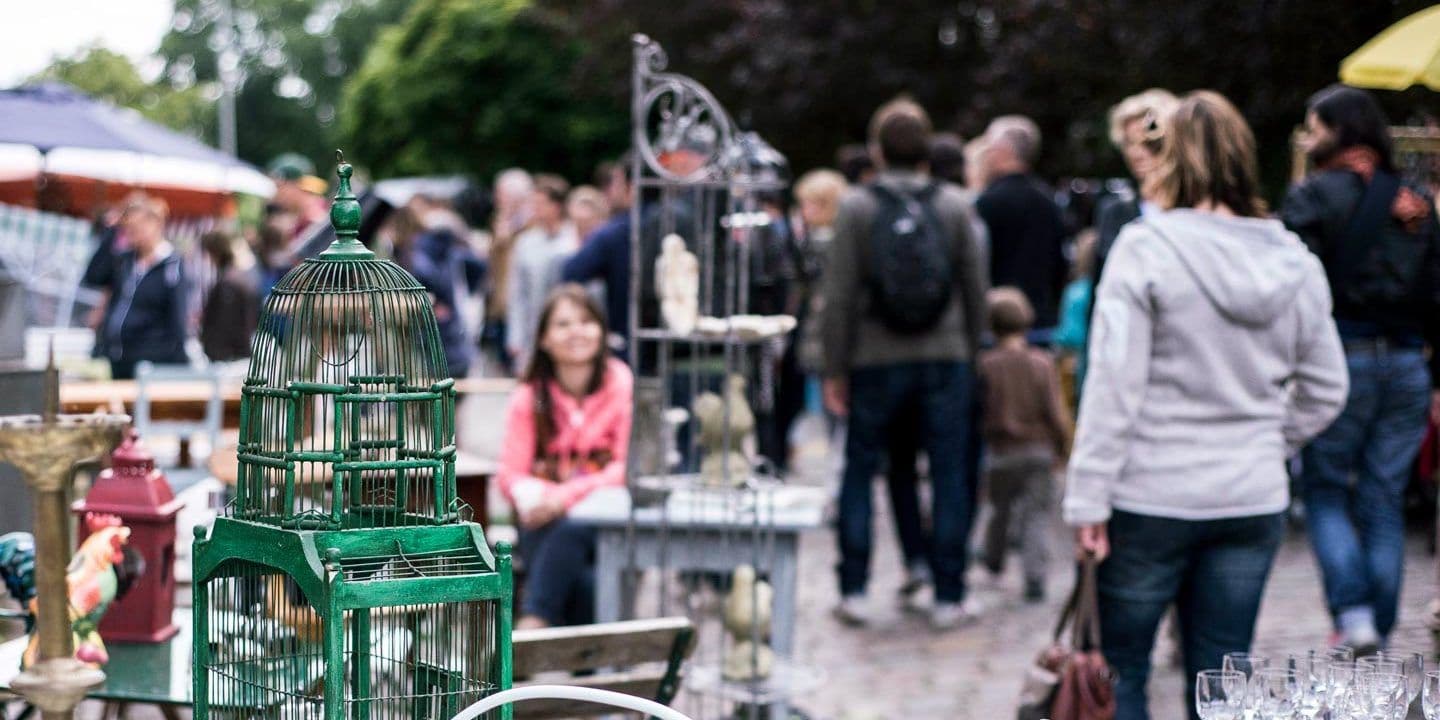 Antikmarktstand auf einem Flohmarkt