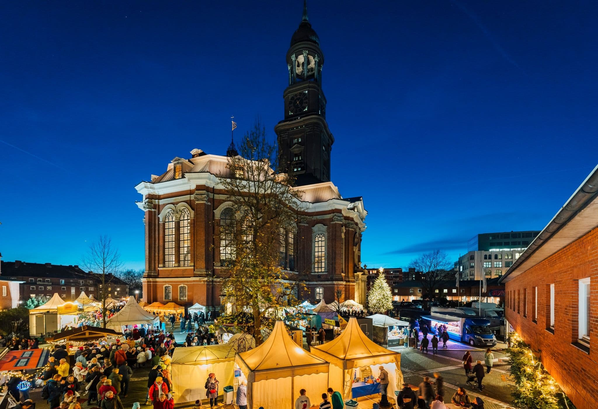Weihnachtsmarkt vor dem Michel
