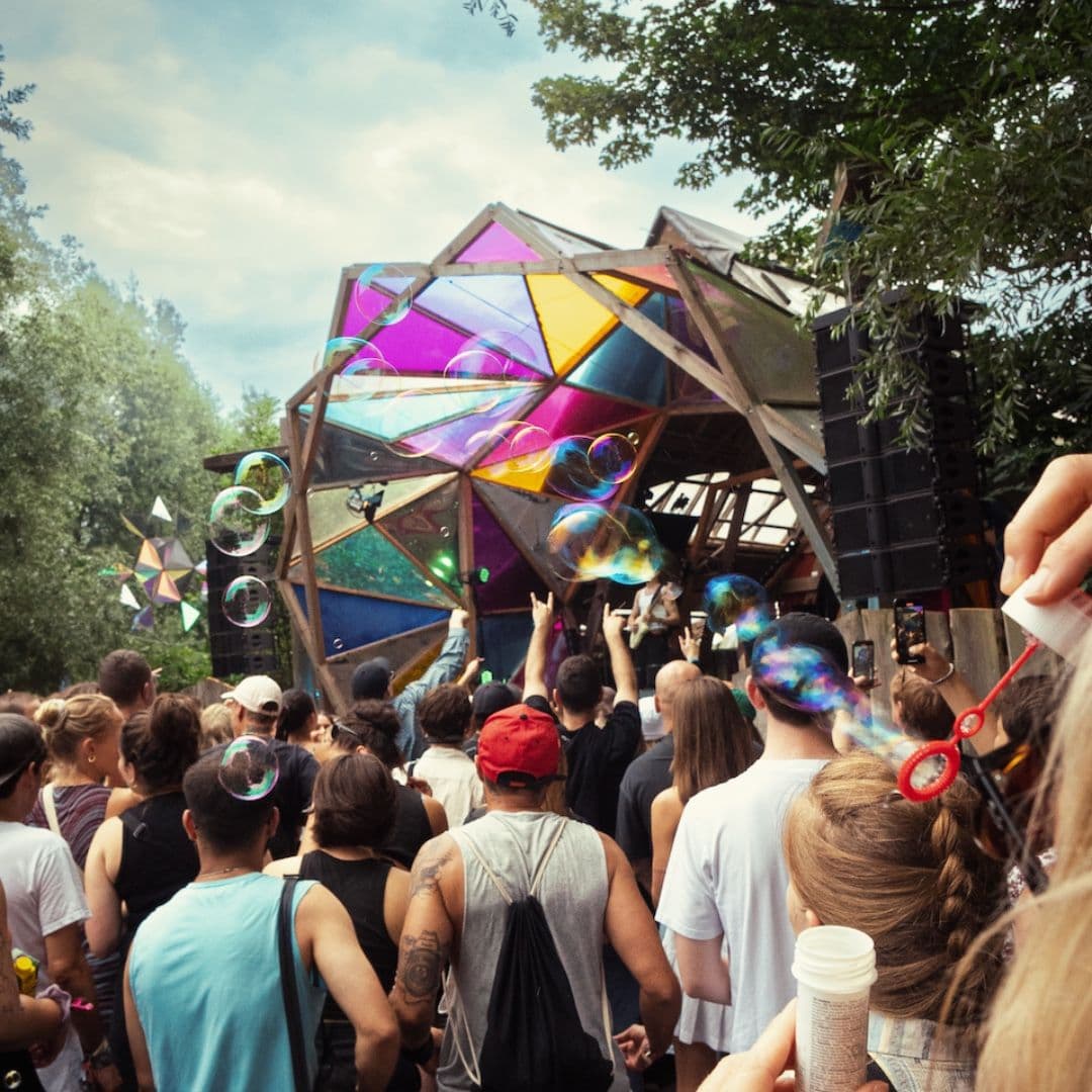 Menschen Tanzen gemeinsam auf einem Festival