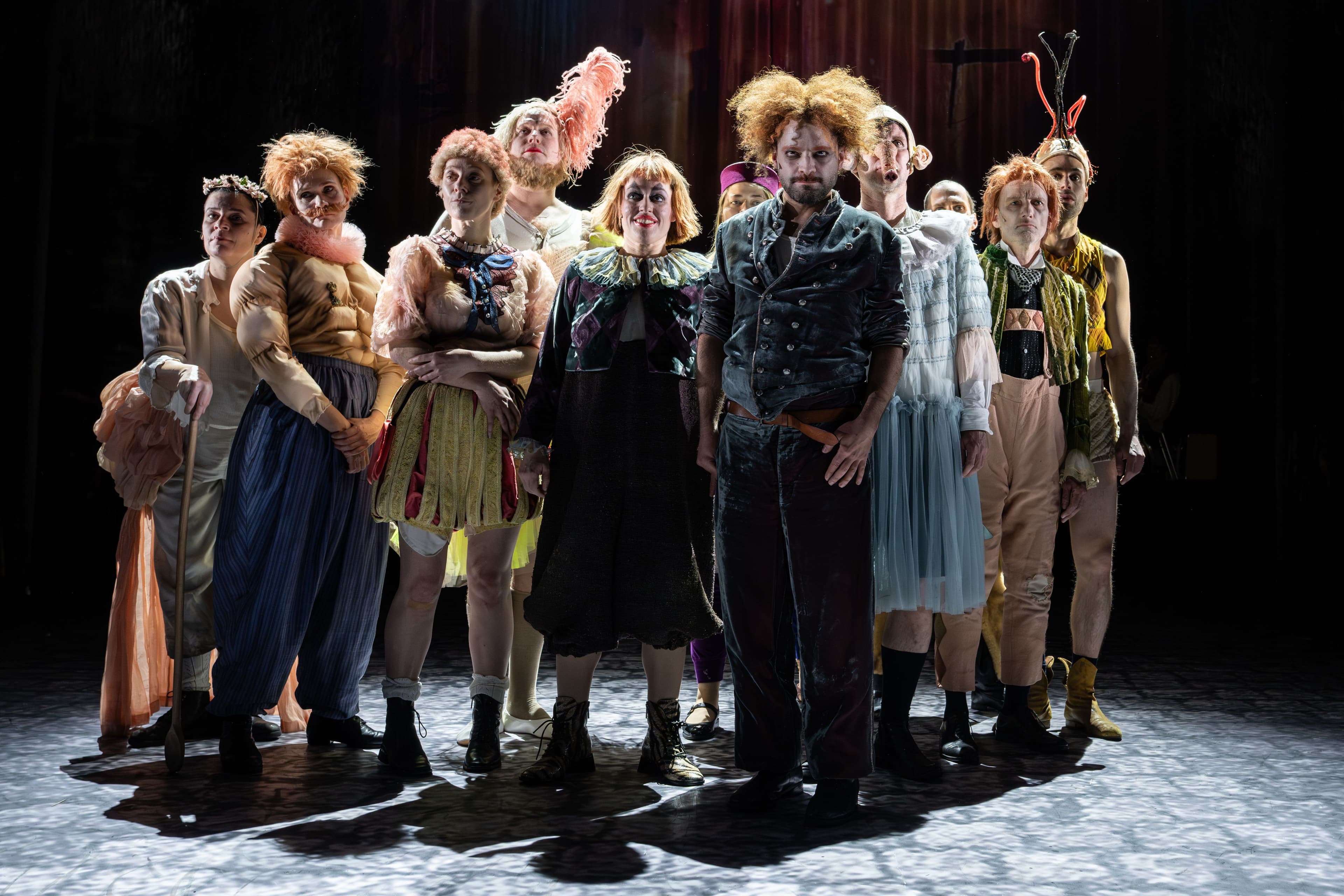 Ensemble auf der Bühne des Thalia Theaters