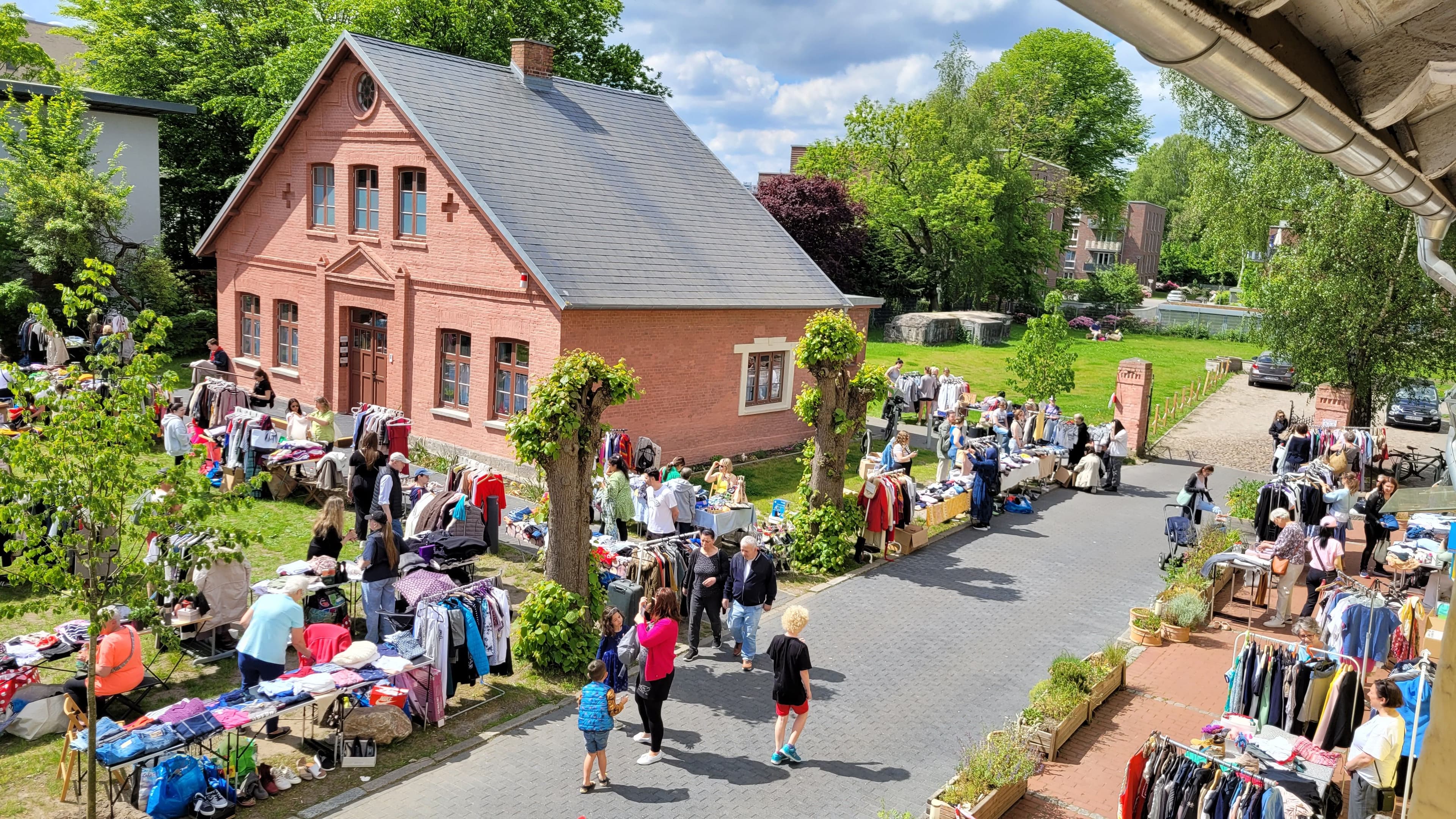Flohmarktstände auf dem Parkplatz vor Brakula
