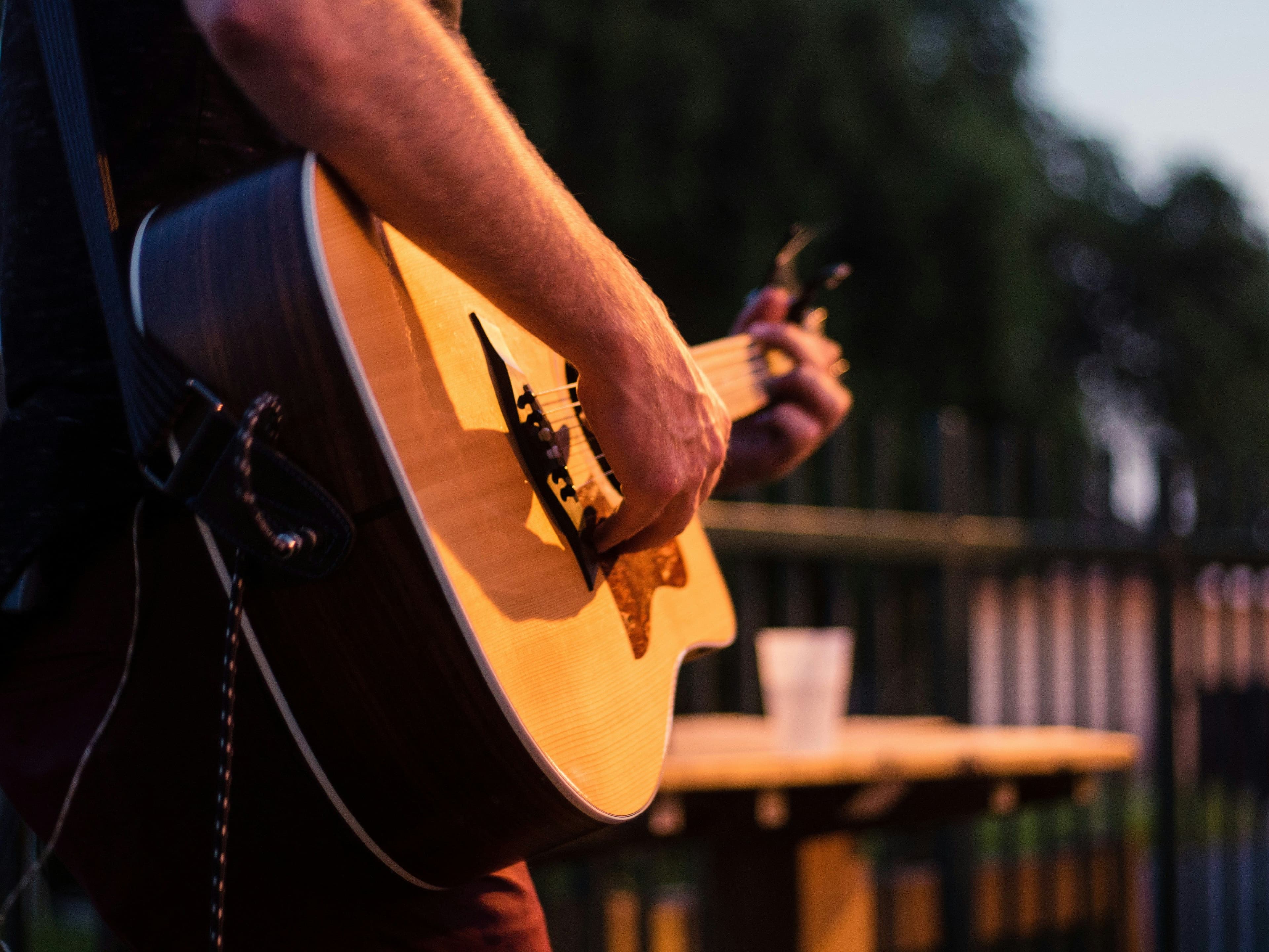 Foto einer Gitarre, mit der gespielt wird