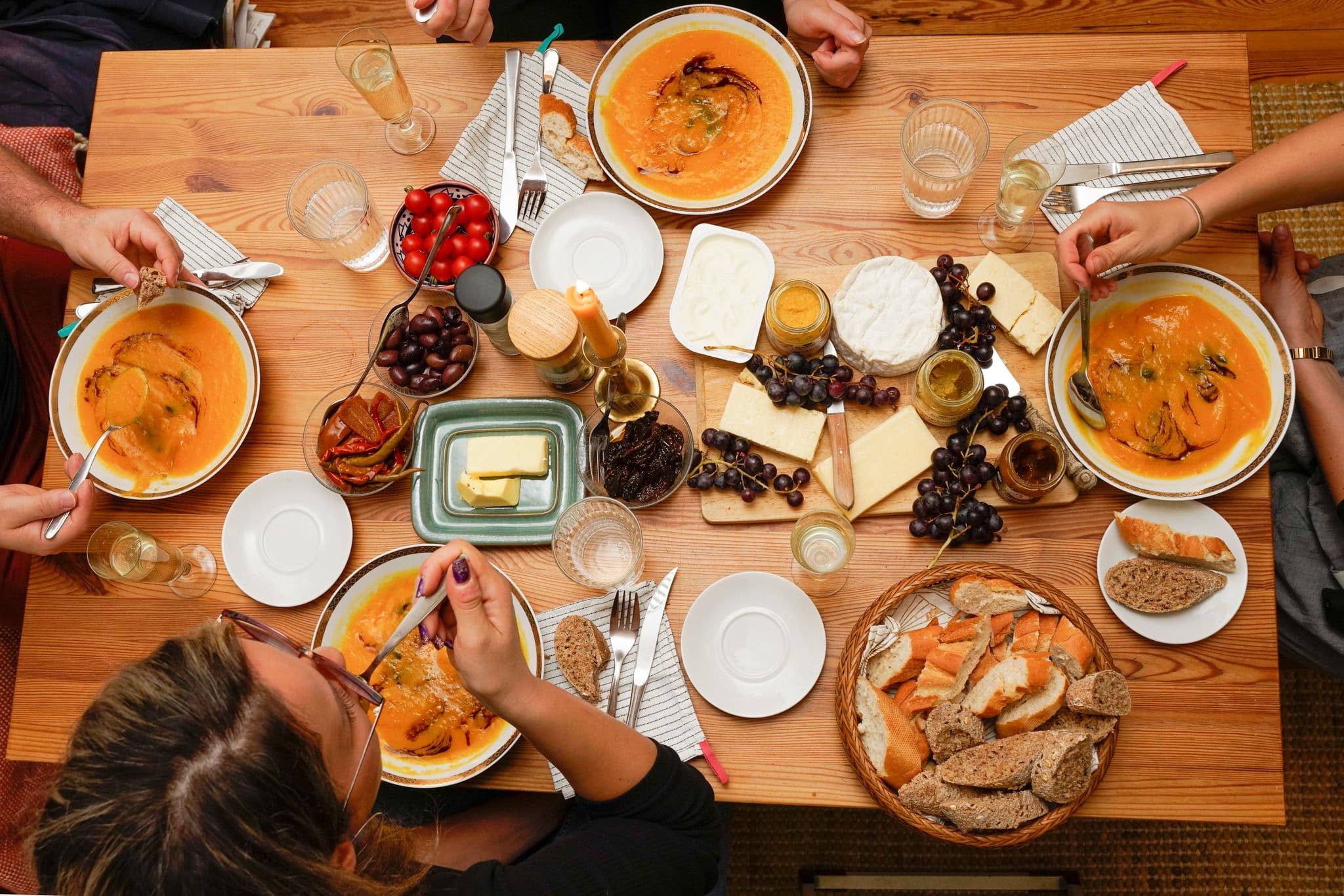 Ein Tisch voller Essen von oben fotografiert