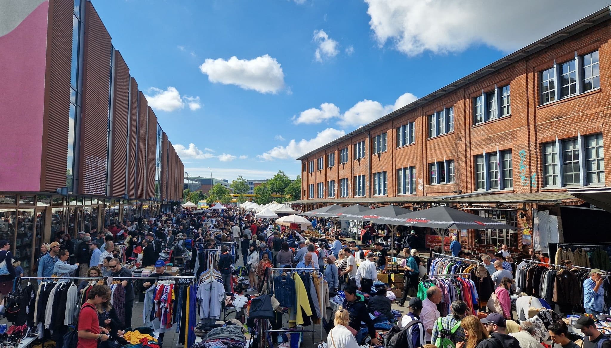 Menschen tummeln sich auf dem Flohmarkt