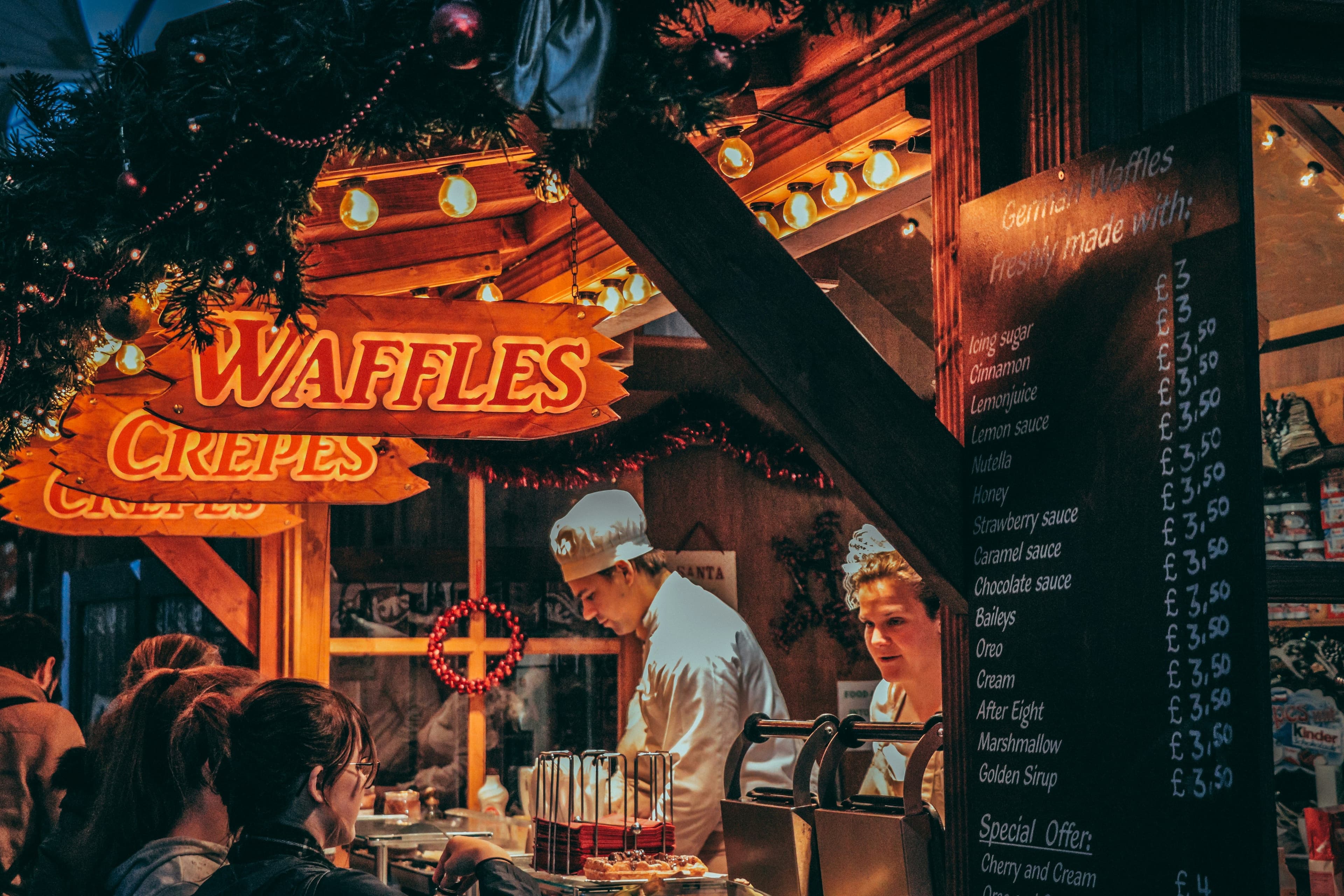 Waffelstände auf einem Weihnachtsmarkt