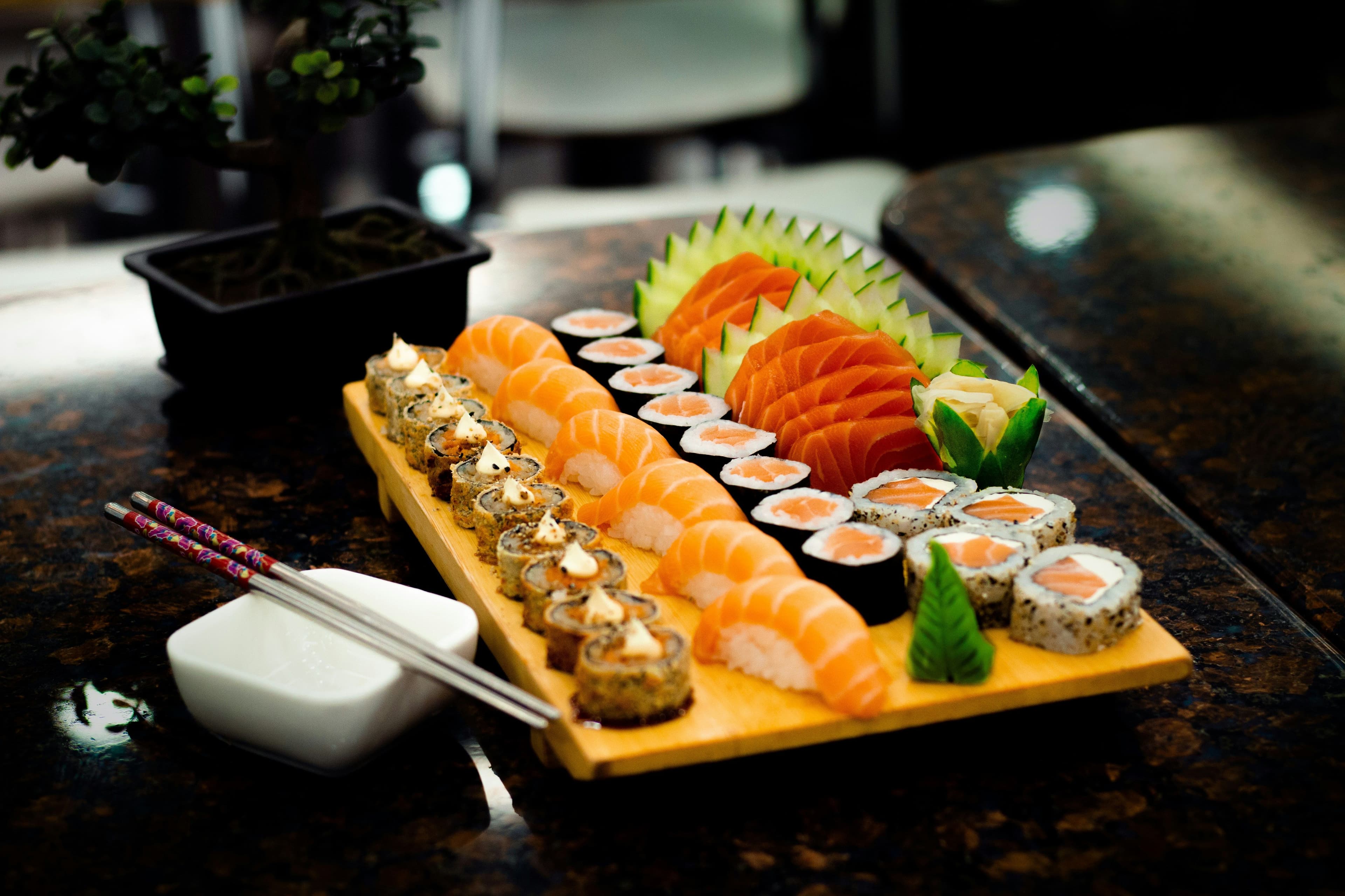 Eine Platte mit voller verschiedener Sushi Rollen